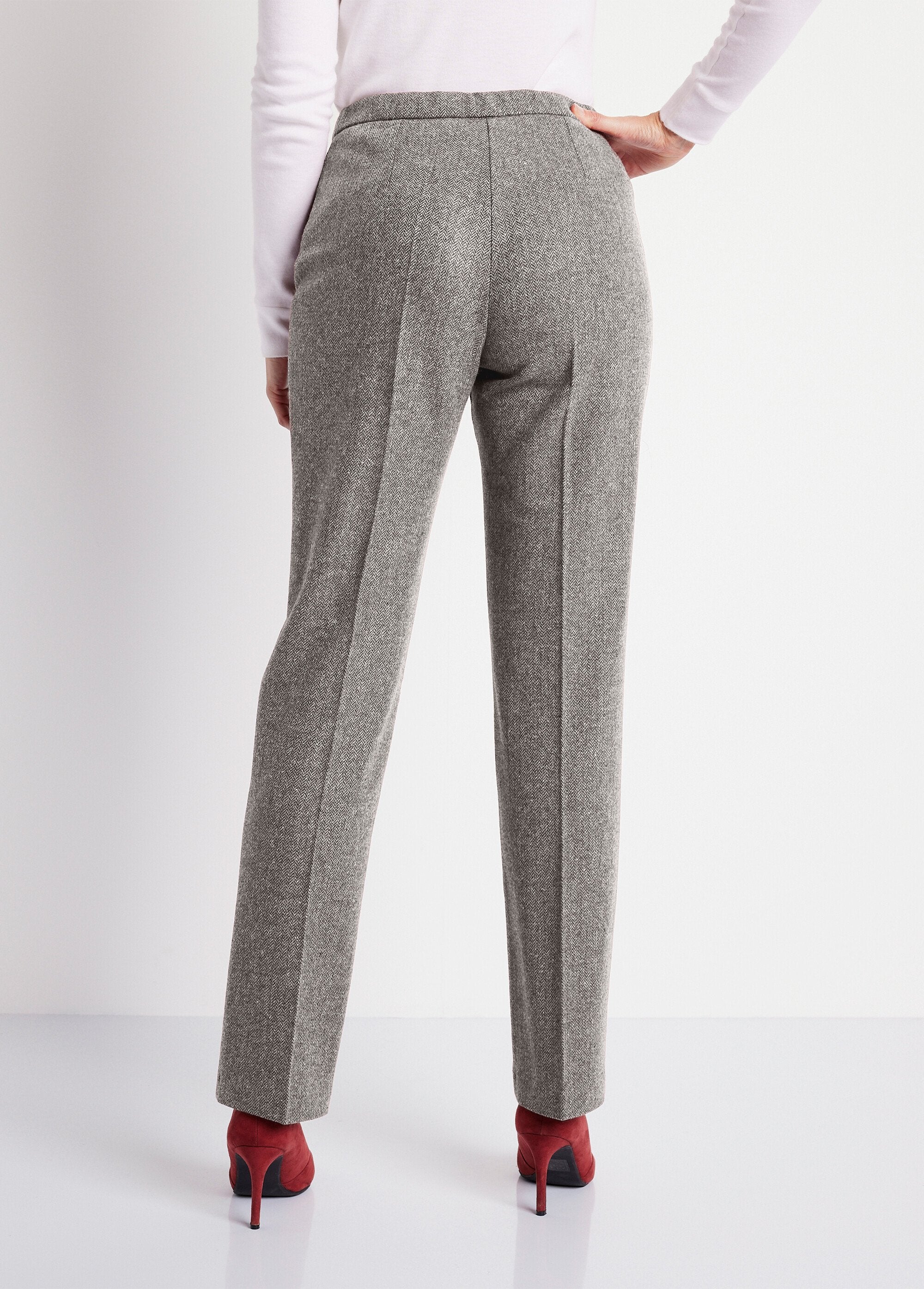 Rechte_broek_met_visgraatmotief_of_gevlekte_pijpen_70_cm_binnenbeenlengte_Grijze_punthaken_DO1_slim