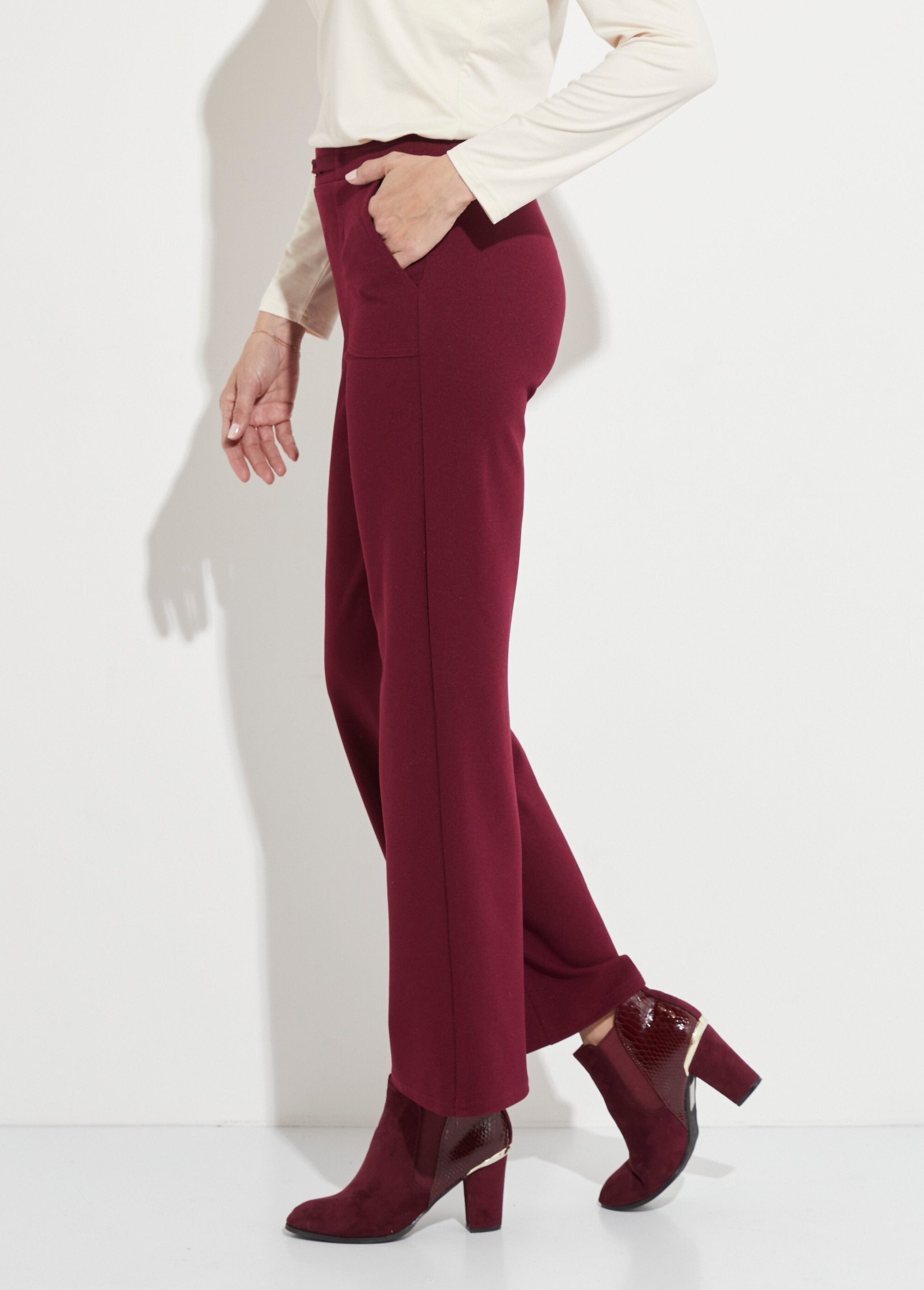 Rechte_broek_met_elastische_tailleband_en_sierriem_Bordeaux_GA1_slim