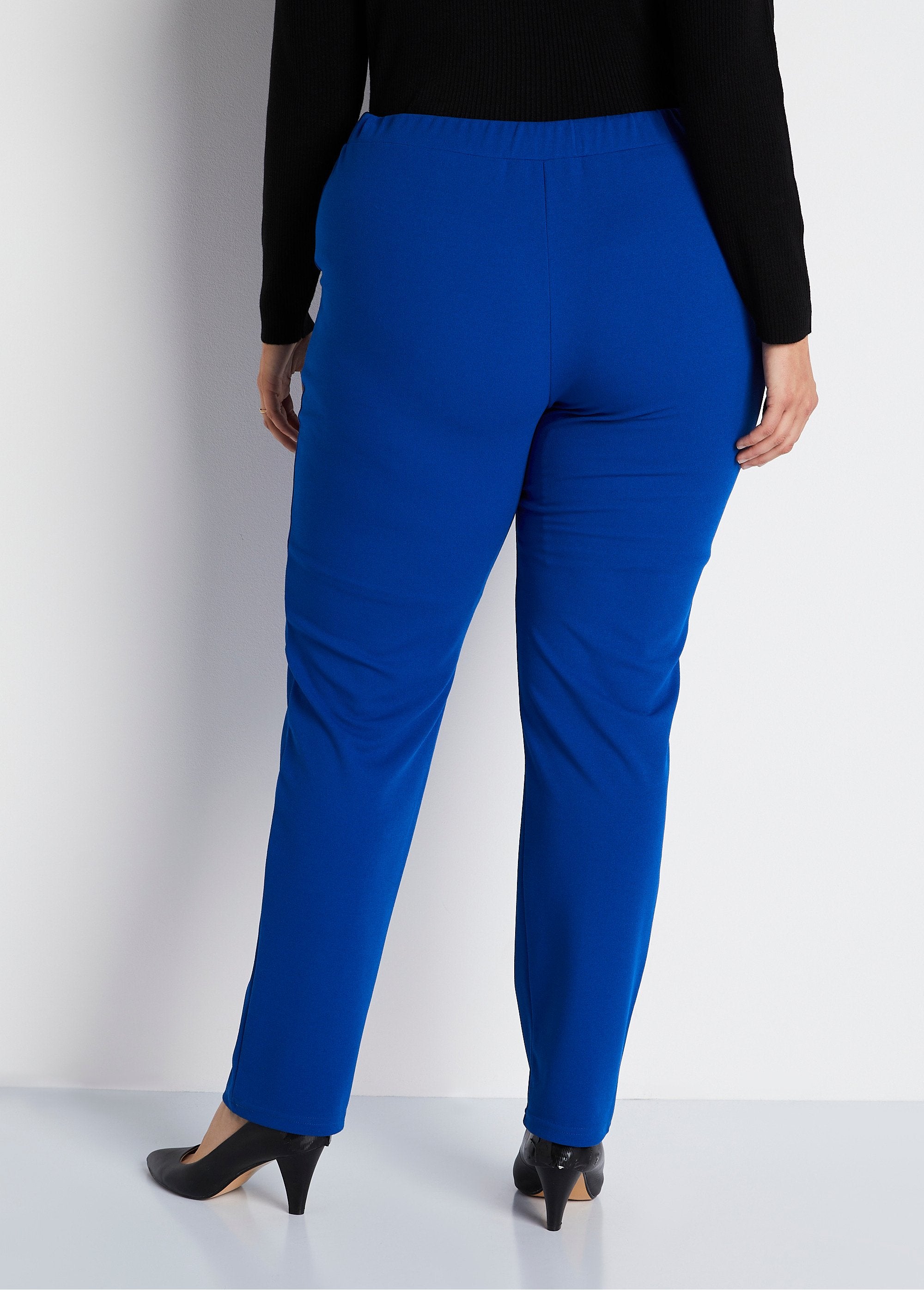 Rechte_broek_met_elastische_tailleband_in_crêpe_breisel_Hard_blauw_DO1_curvy