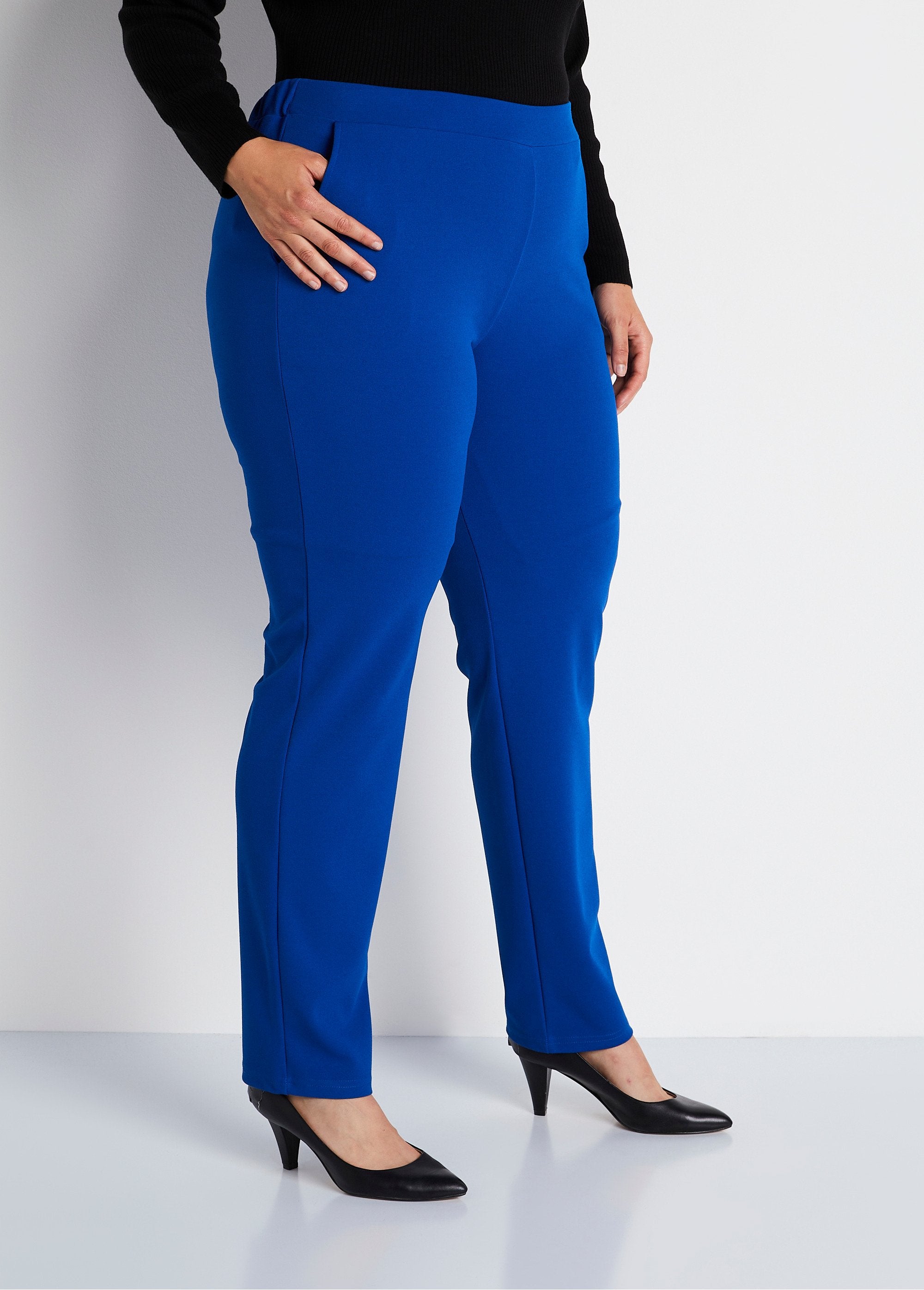 Rechte_broek_met_elastische_tailleband_in_crêpe_breisel_Hard_blauw_DR1_curvy