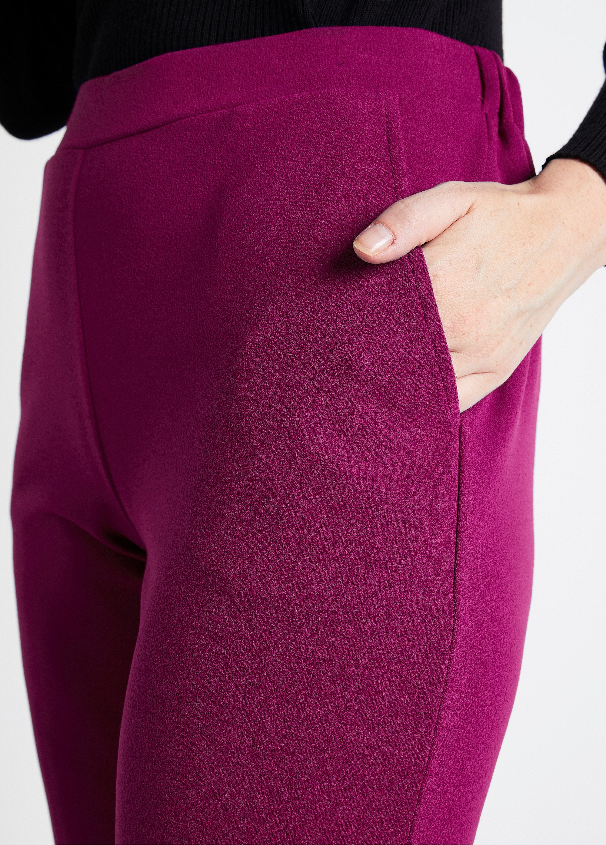 Rechte_broek_met_elastische_tailleband_in_crêpe_breisel_Cassis_DE1_slim