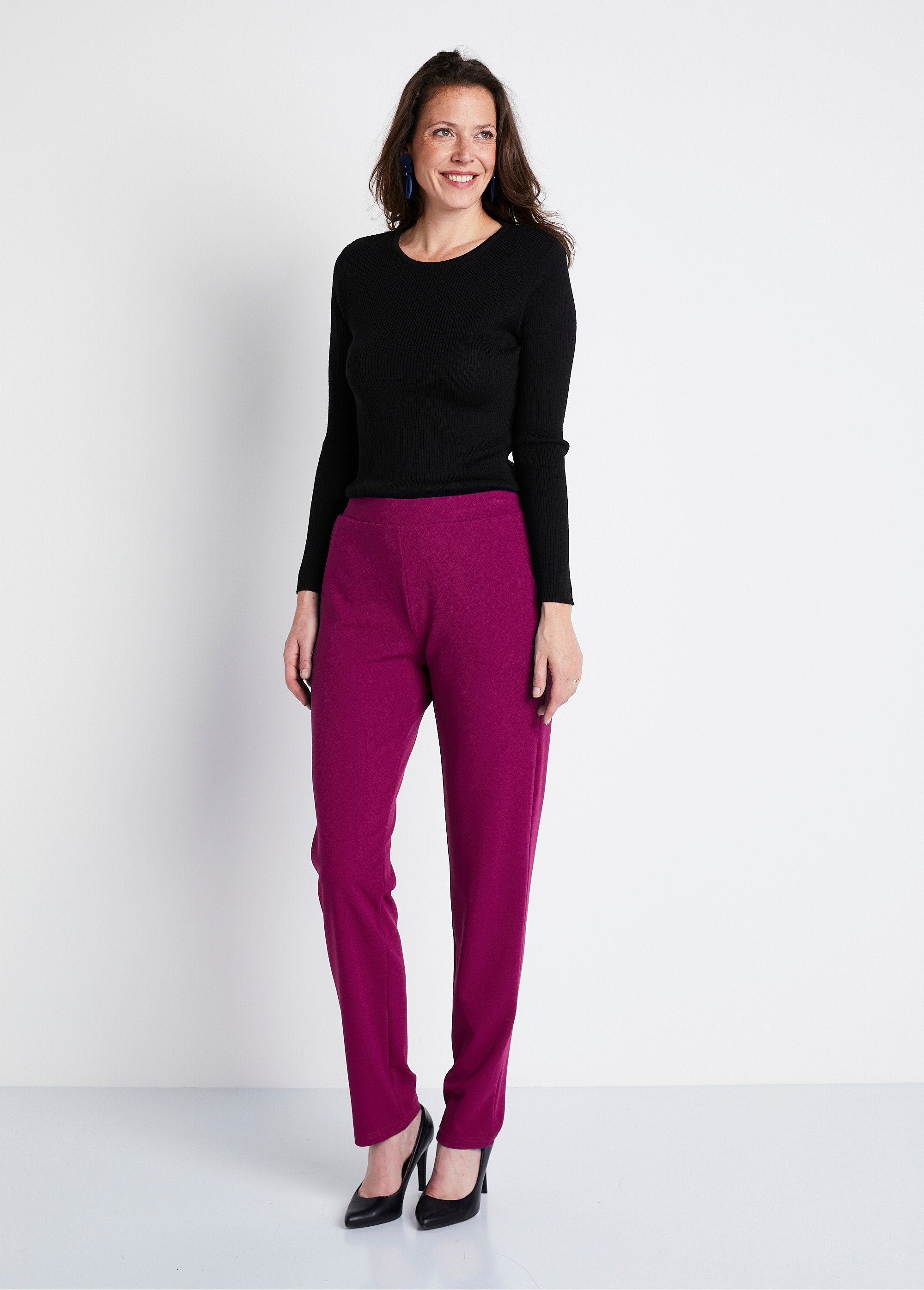 Rechte_broek_met_elastische_tailleband_in_crêpe_breisel_Cassis_SF1_slim