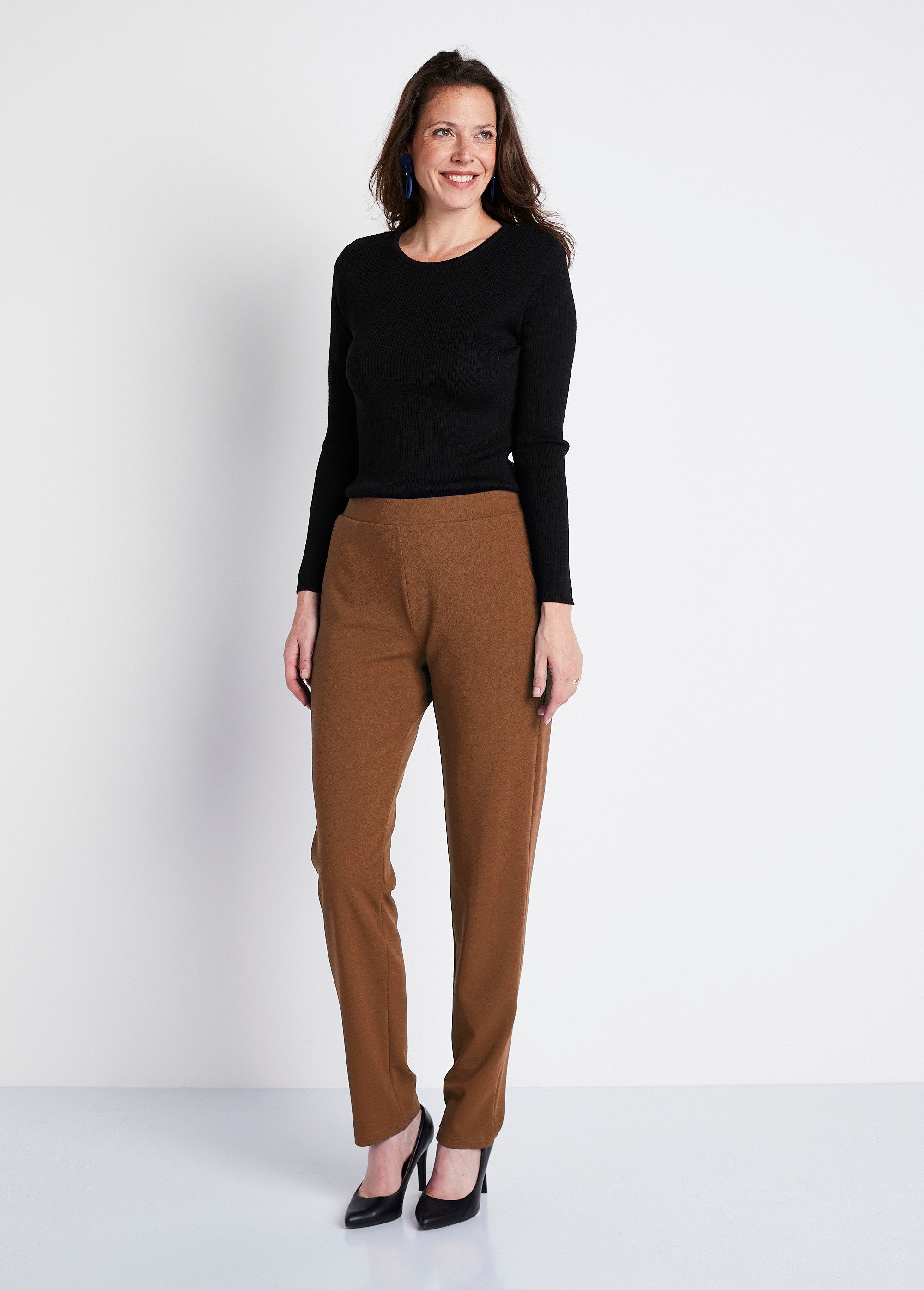 Rechte_broek_met_elastische_tailleband_in_crêpe_breisel_kameel_SF1_slim