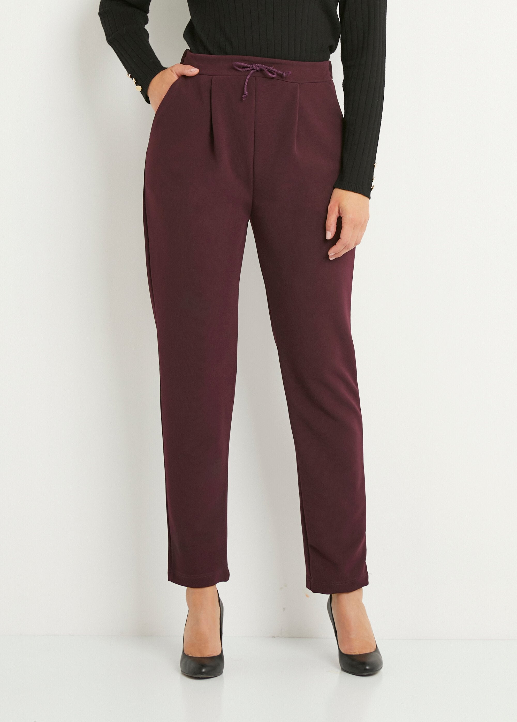 Rechte_broek_met_elastische_tailleband_in_stretch_breisel_Bordeaux_FA1_slim