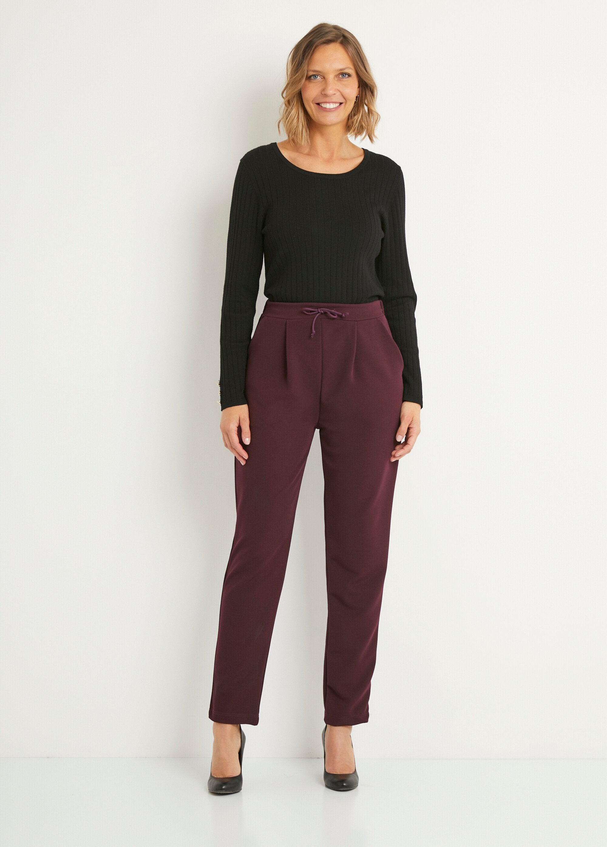 Rechte_broek_met_elastische_tailleband_in_stretch_breisel_Bordeaux_SF1_slim