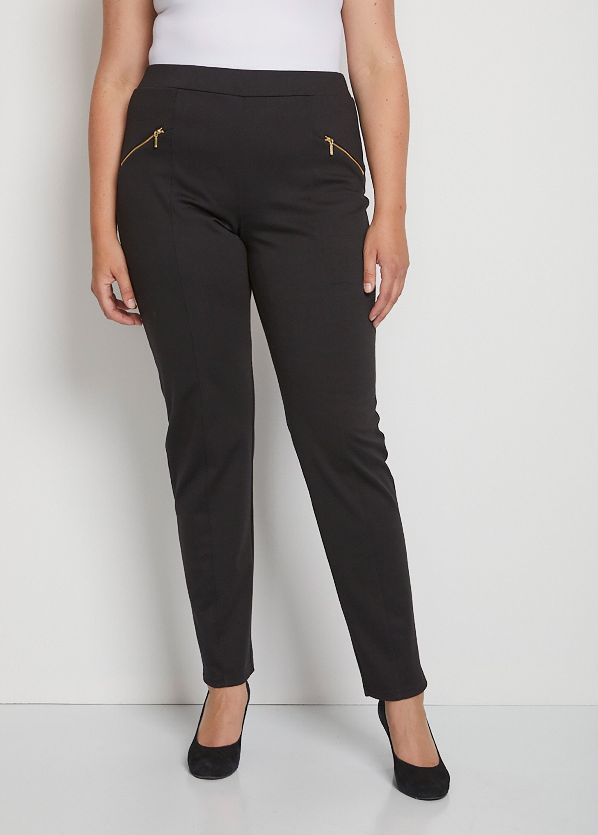 Broek_met_rechte_pijpen_en_elastische_tailleband_in_Milanese_breisels_ZWART_FA1_curvy