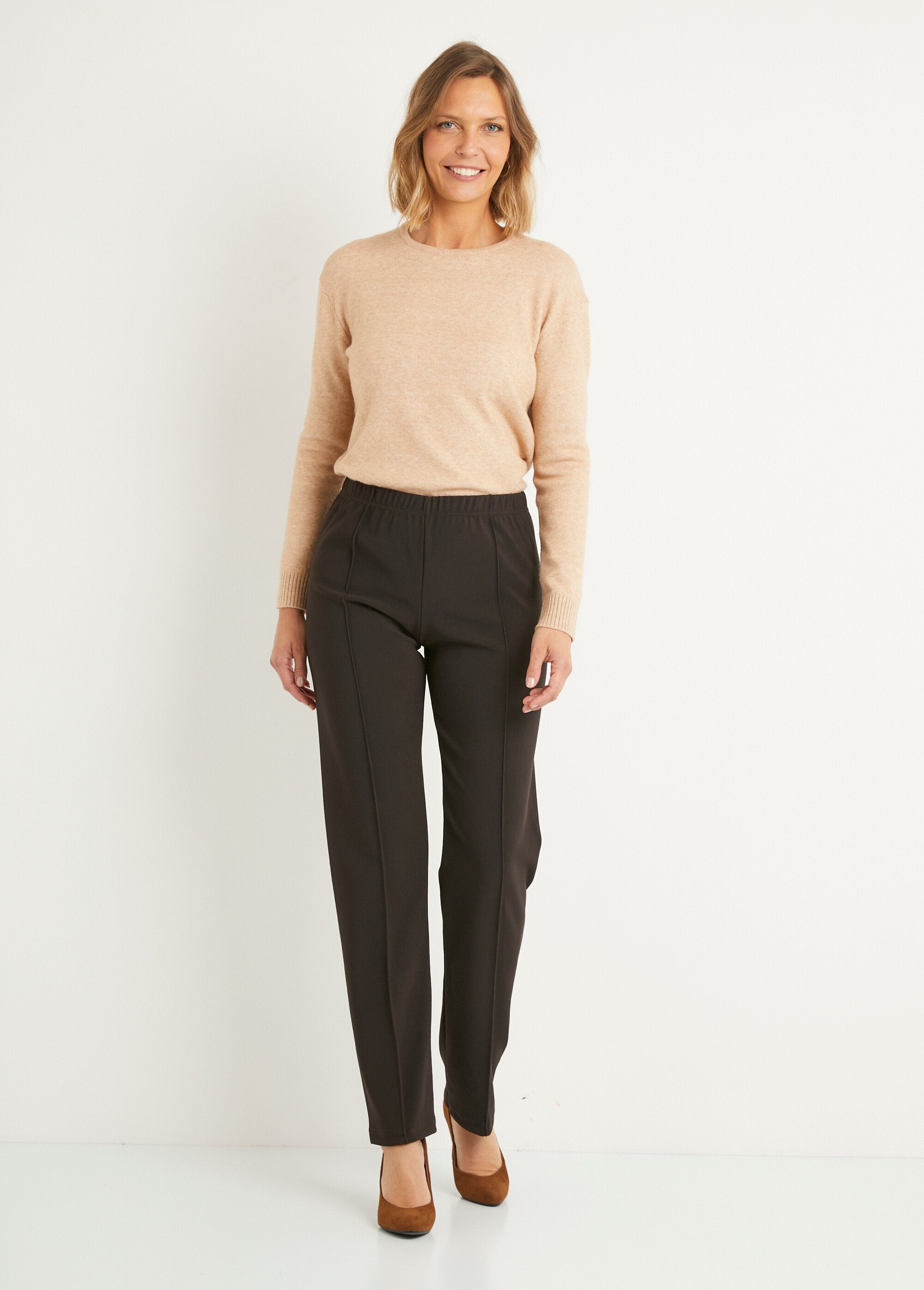 Rechte_broek_met_elastische_tailleband_in_ribgebreisel_BRUIN_SF1_slim