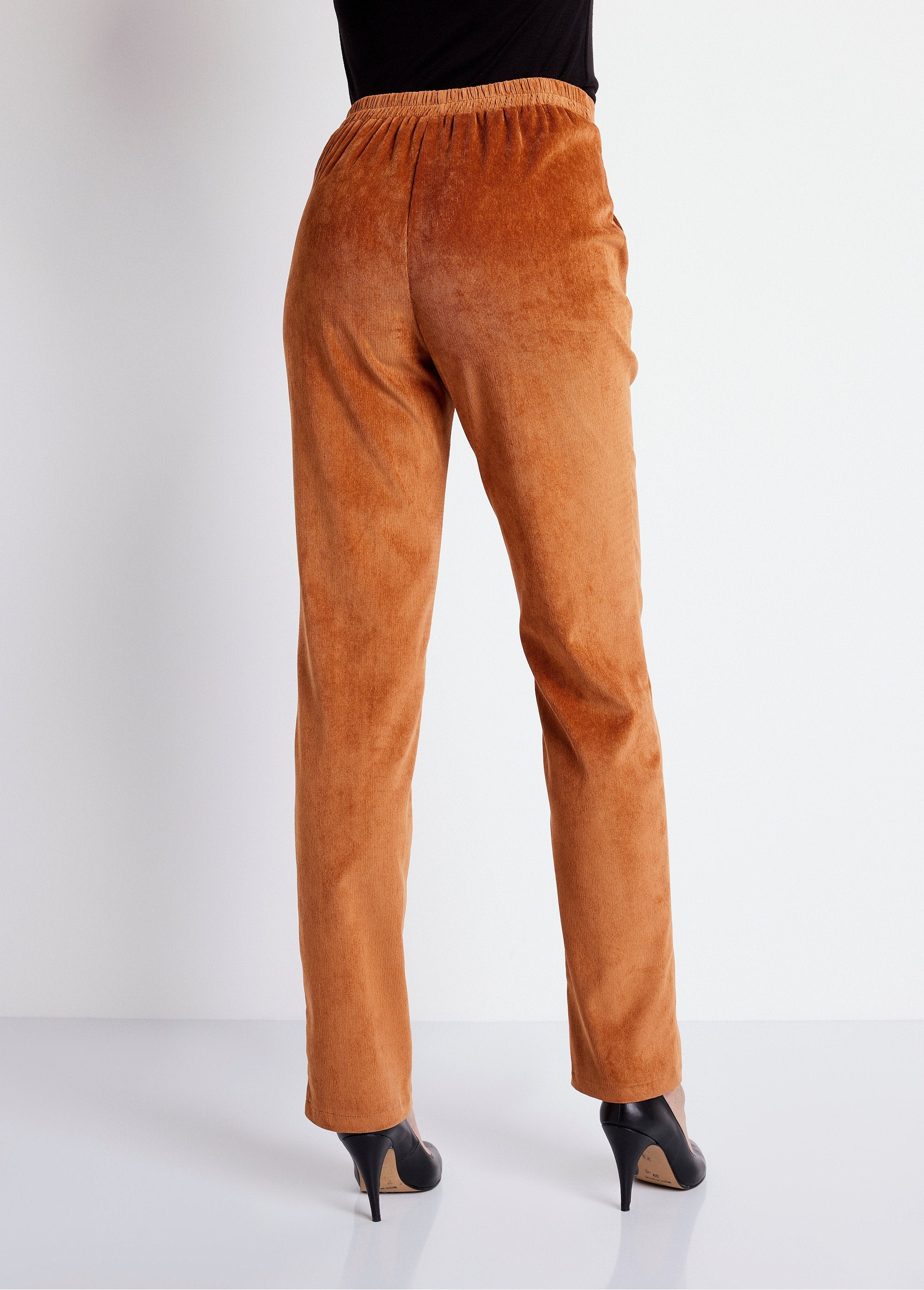 Rechte_broek_met_elastische_tailleband_in_milleraies_fluweel_Karamel_DO1_slim