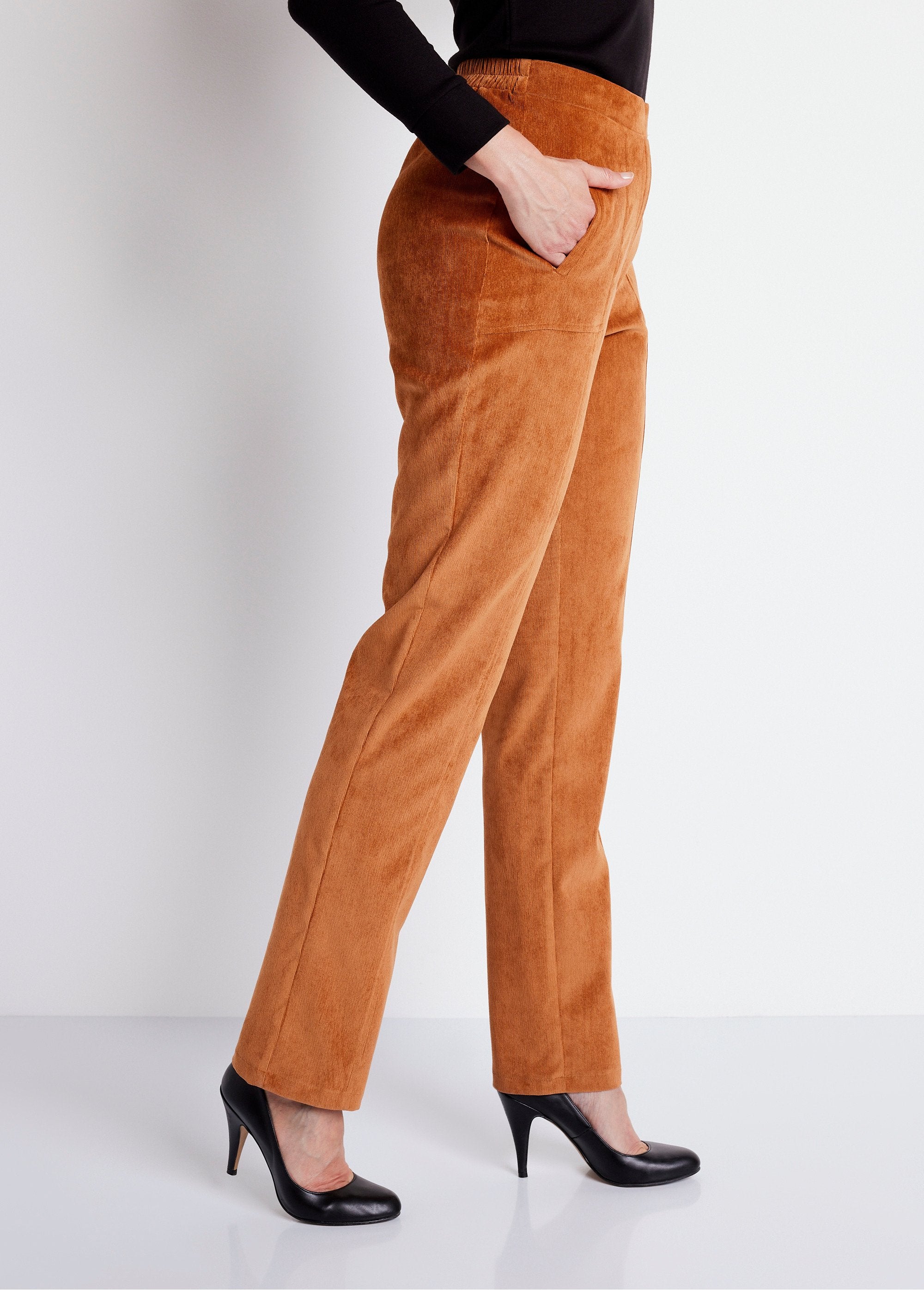 Rechte_broek_met_elastische_tailleband_in_milleraies_fluweel_Karamel_DR1_slim