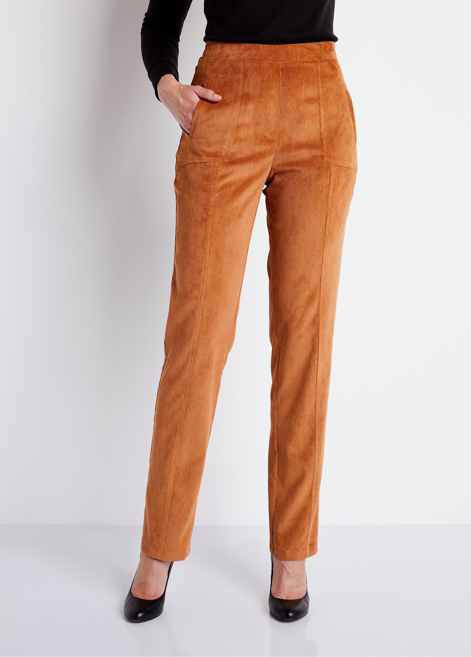 Rechte_broek_met_elastische_tailleband_in_milleraies_fluweel_Karamel_FA1_slim