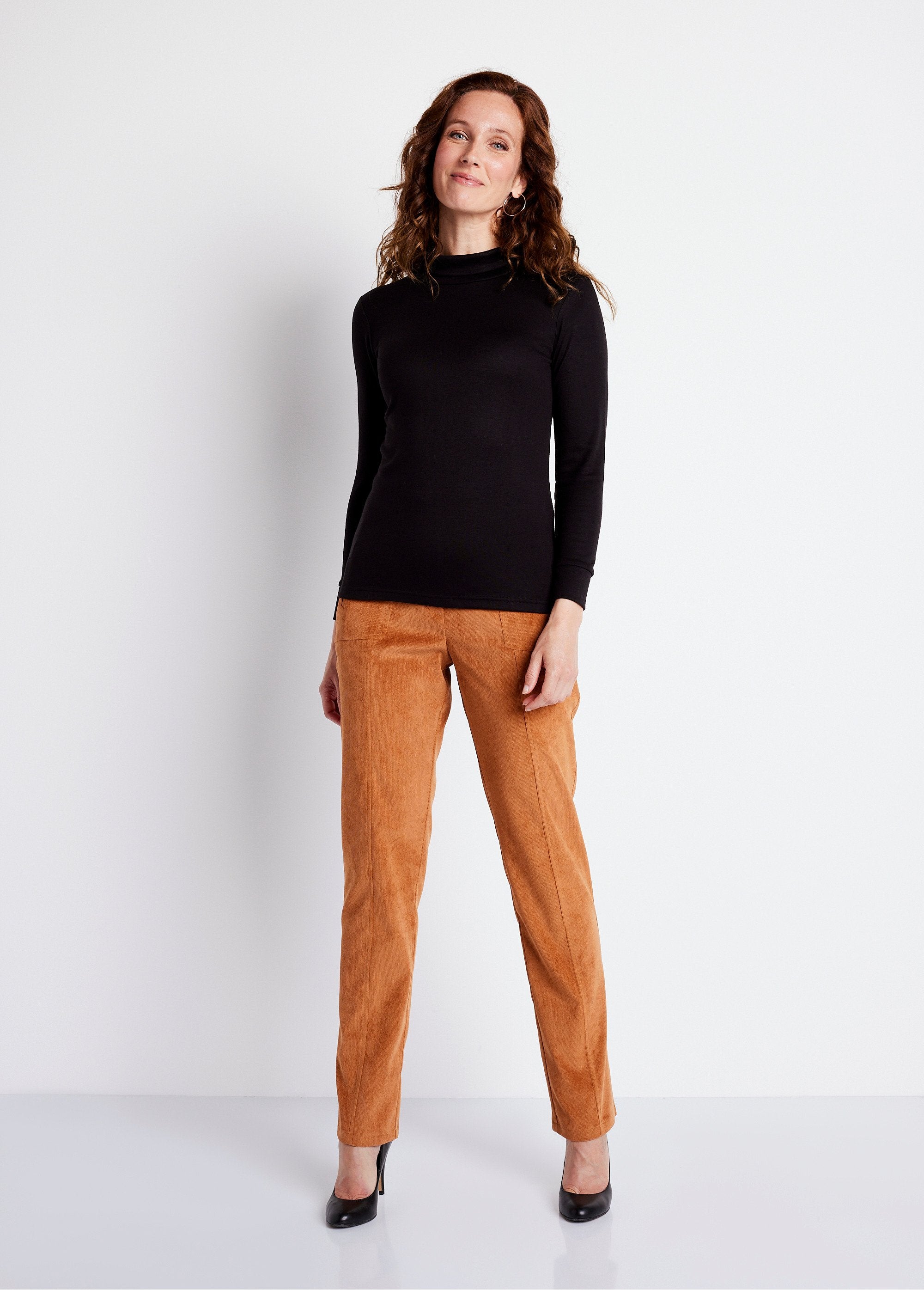 Rechte_broek_met_elastische_tailleband_in_milleraies_fluweel_Karamel_SF1_slim