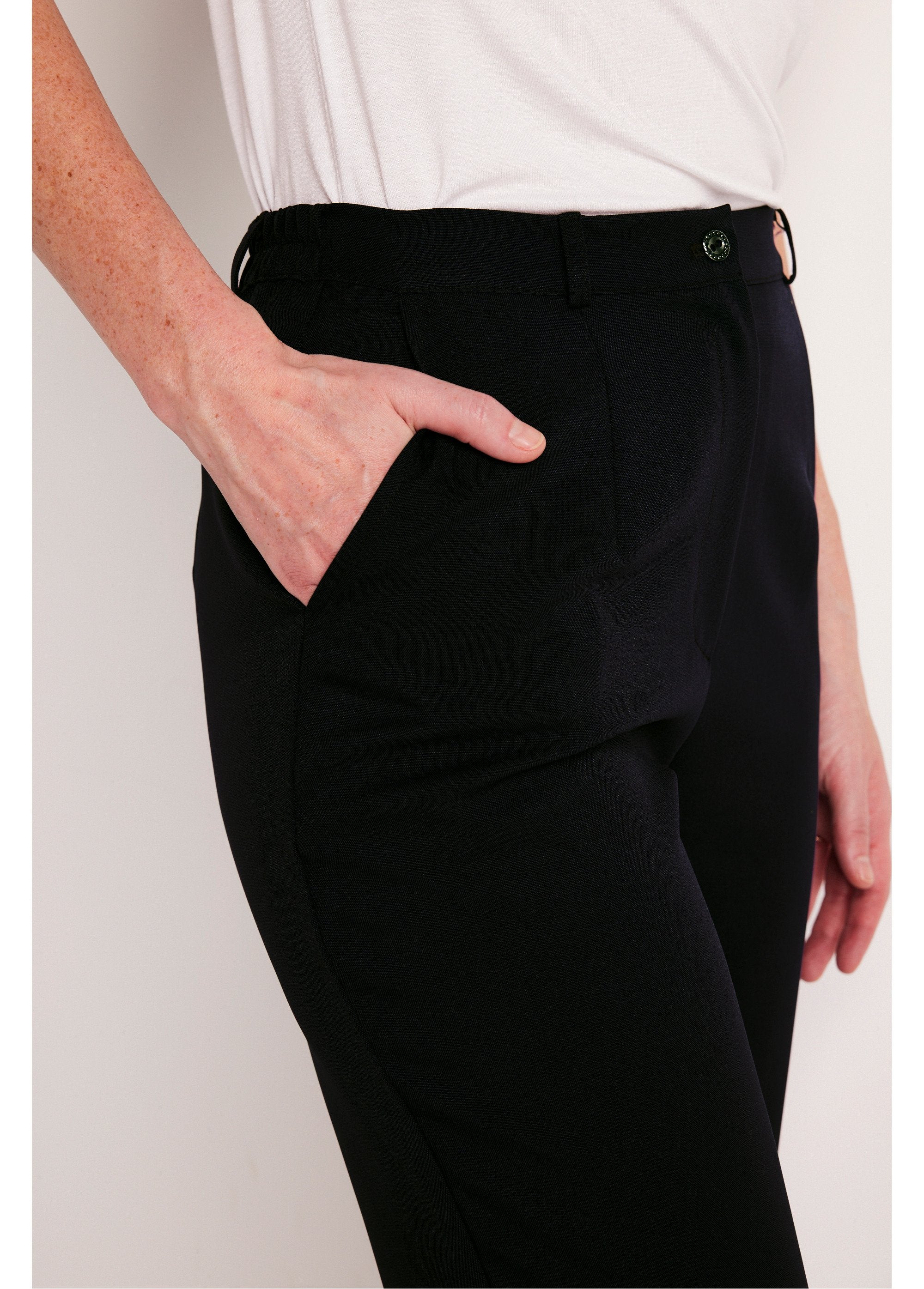 Effen_broek_met_rechte_pijpen_en_semi-elastische_tailleband_ZWART_DE1_slim