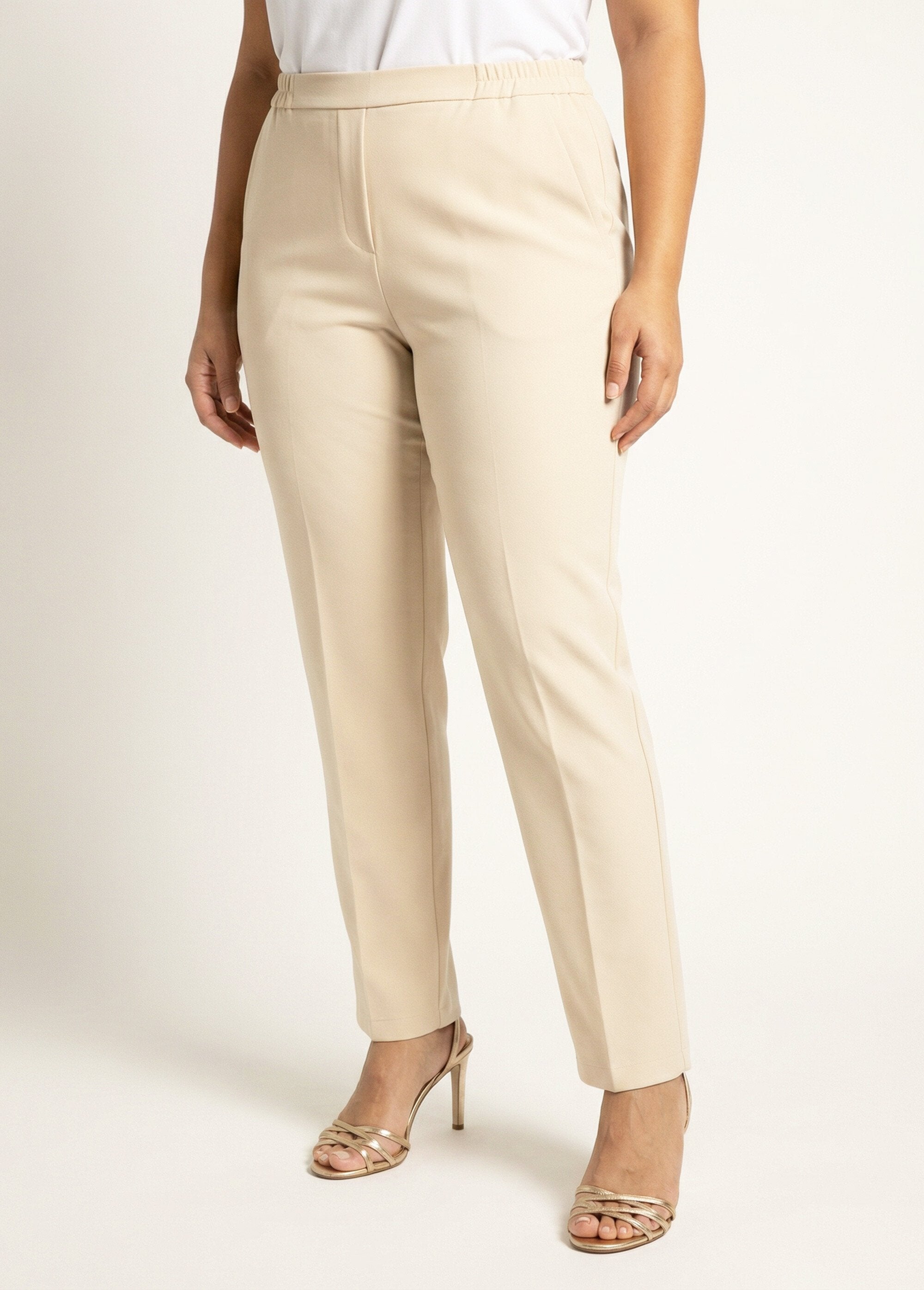 Rechte_broek_met_semi-elastische_tailleband_Zand_FA1_curvy