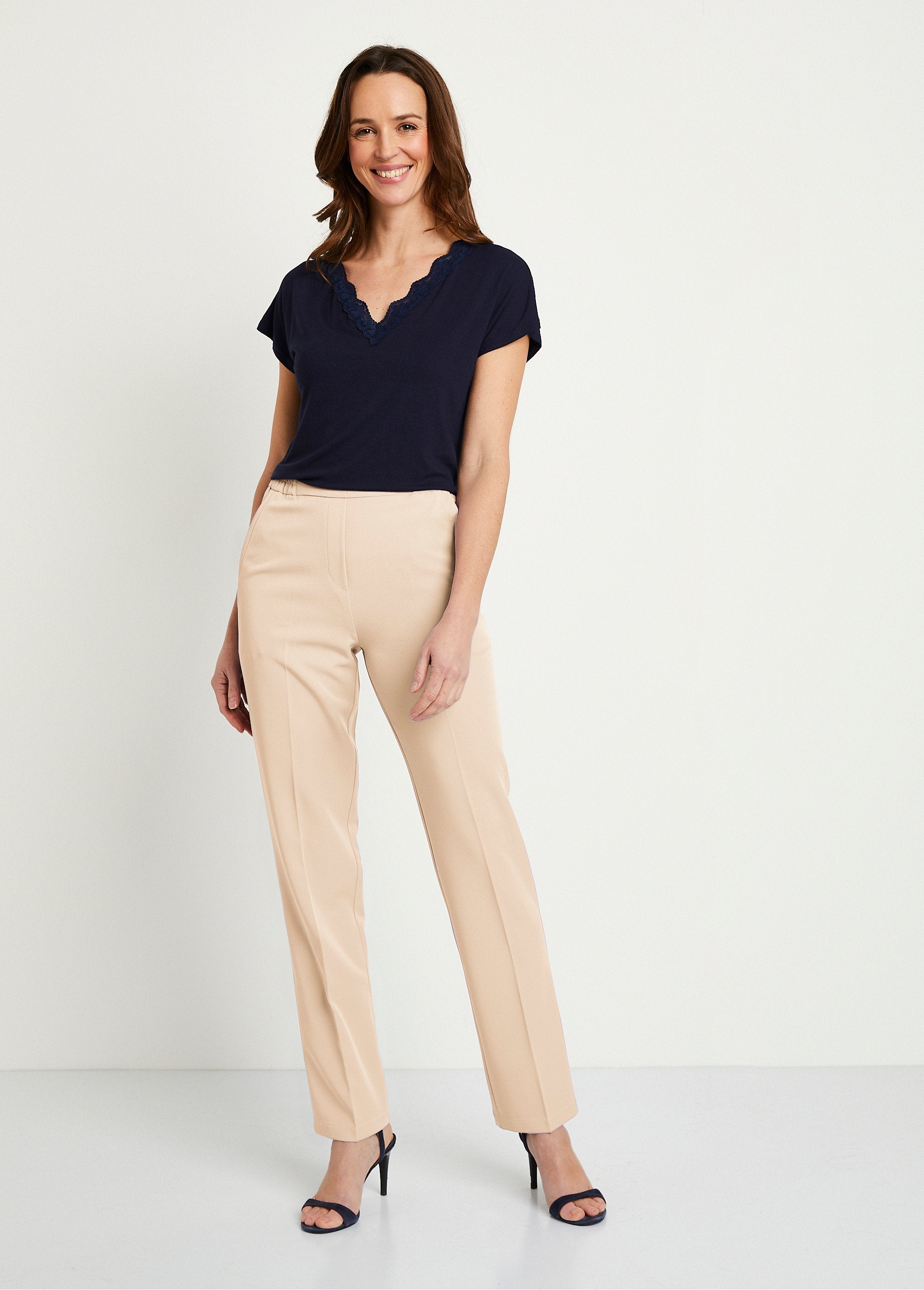 Rechte_broek_met_semi-elastische_tailleband_Zand_SF1_slim