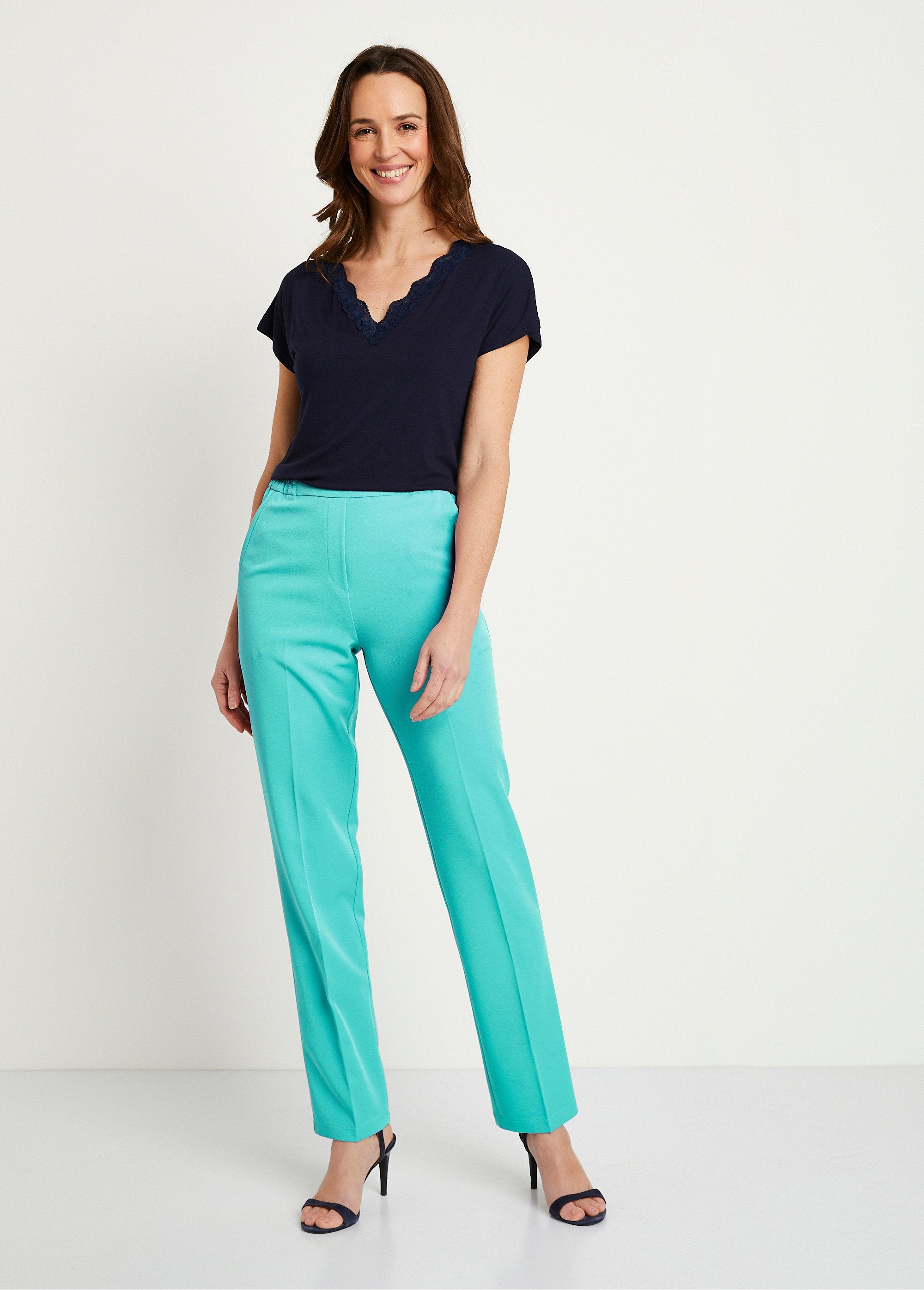 Rechte_broek_met_semi-elastische_tailleband_GROENTE_SF1_slim