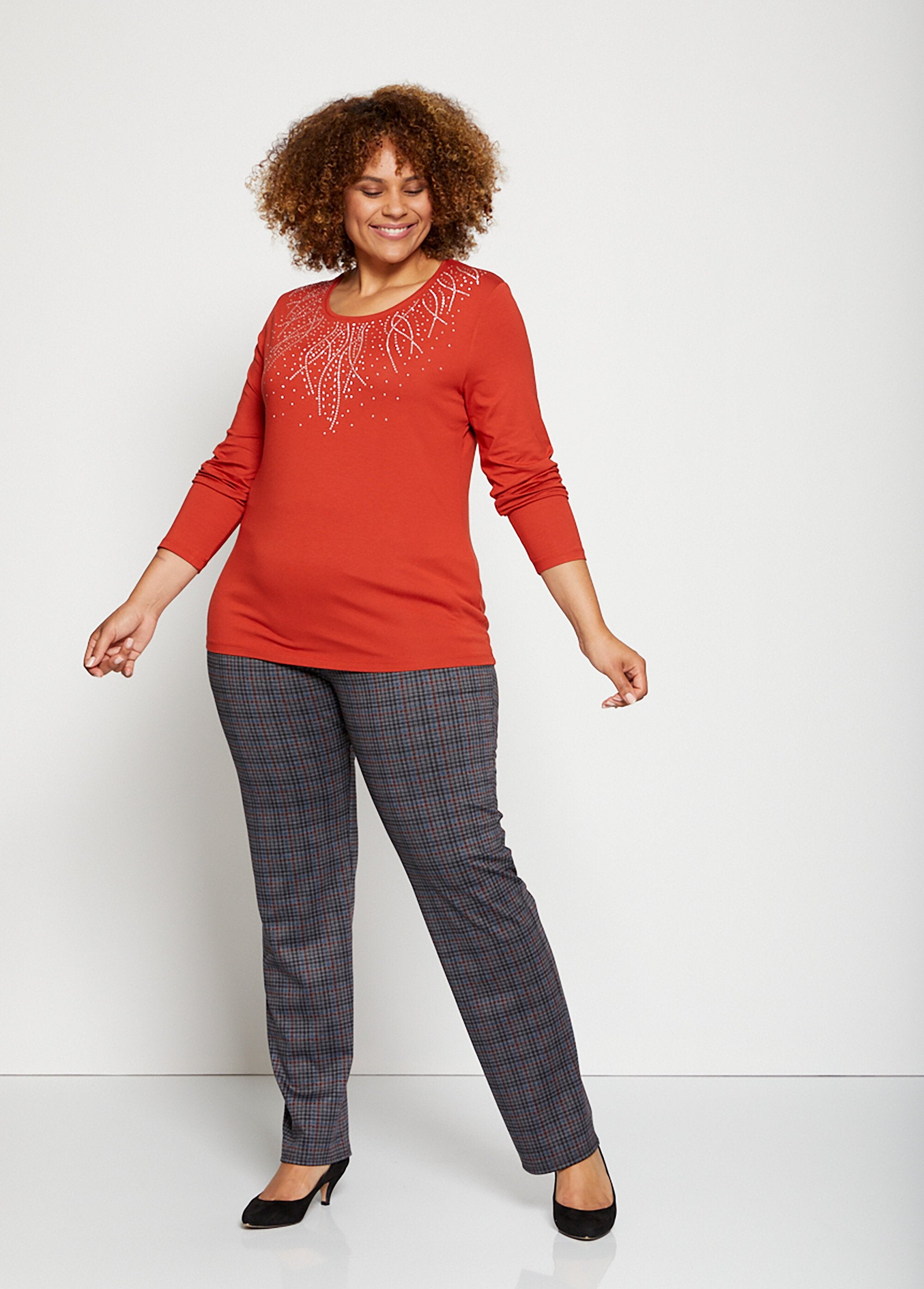 Rechte_broek_met_semi-elastische_tailleband_Grijze_tegels_FA1_curvy