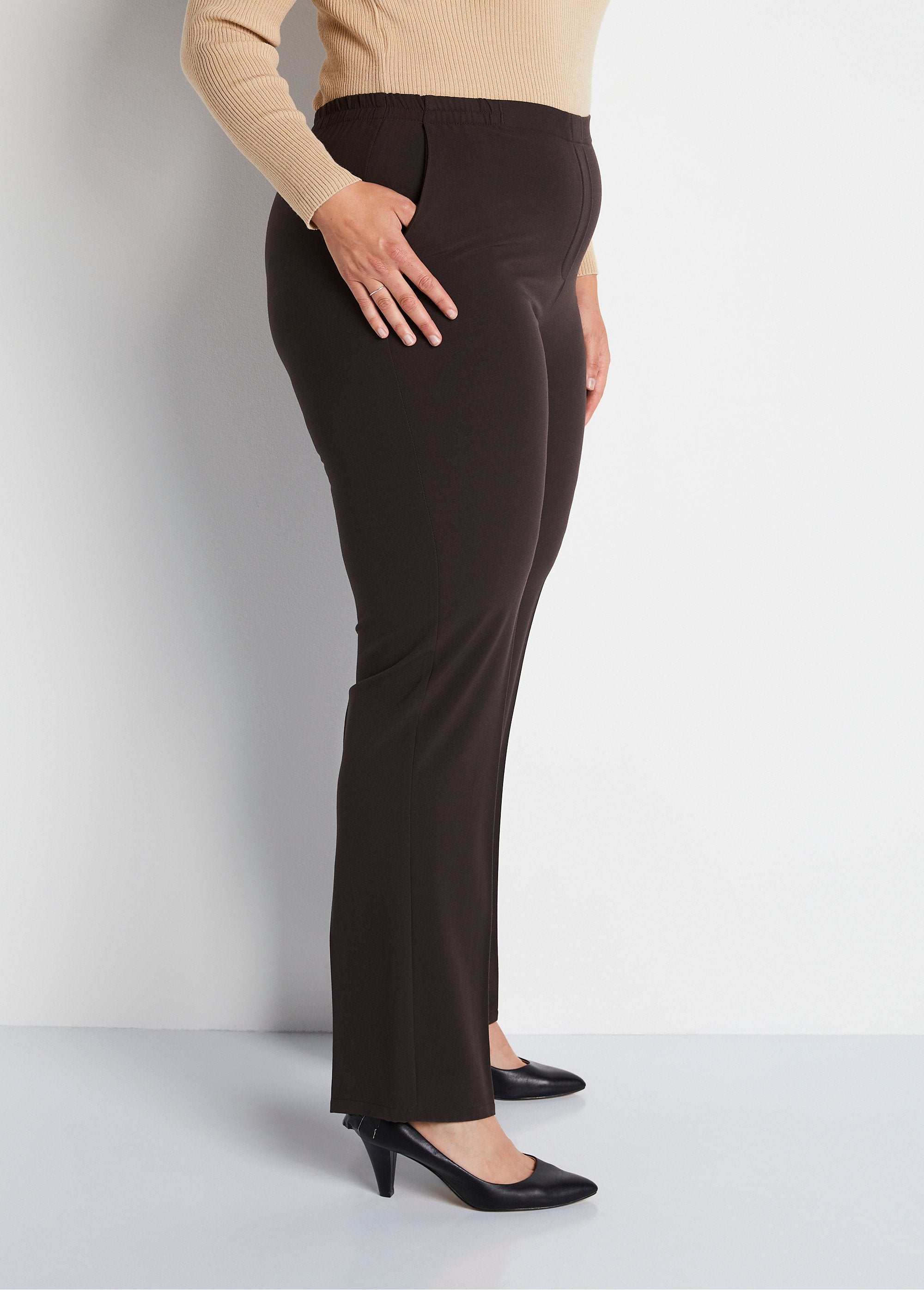 Rechte_broek_met_semi-elastische_tailleband_BRUIN_DR1_curvy