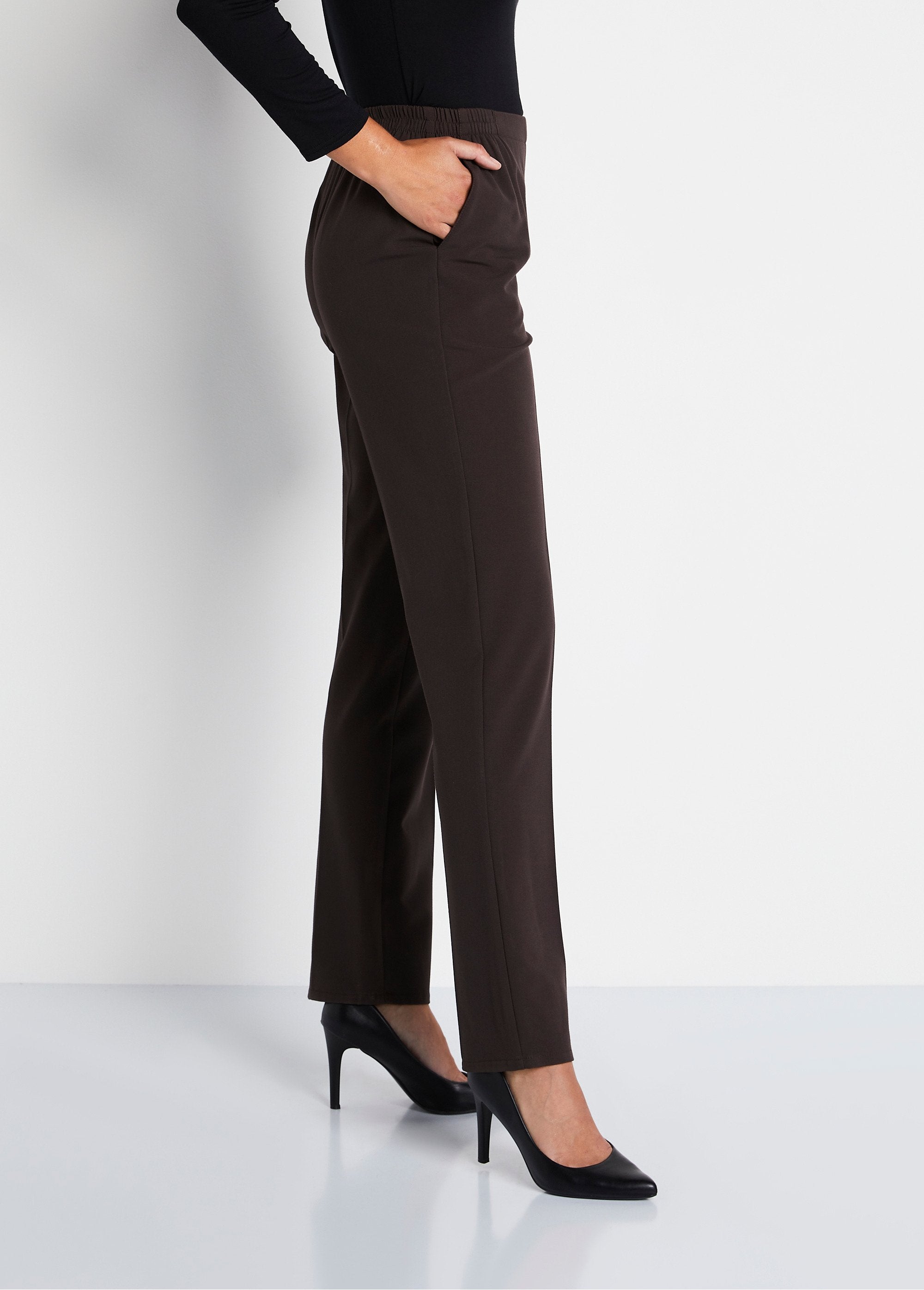 Rechte_broek_met_semi-elastische_tailleband_BRUIN_DR1_slim