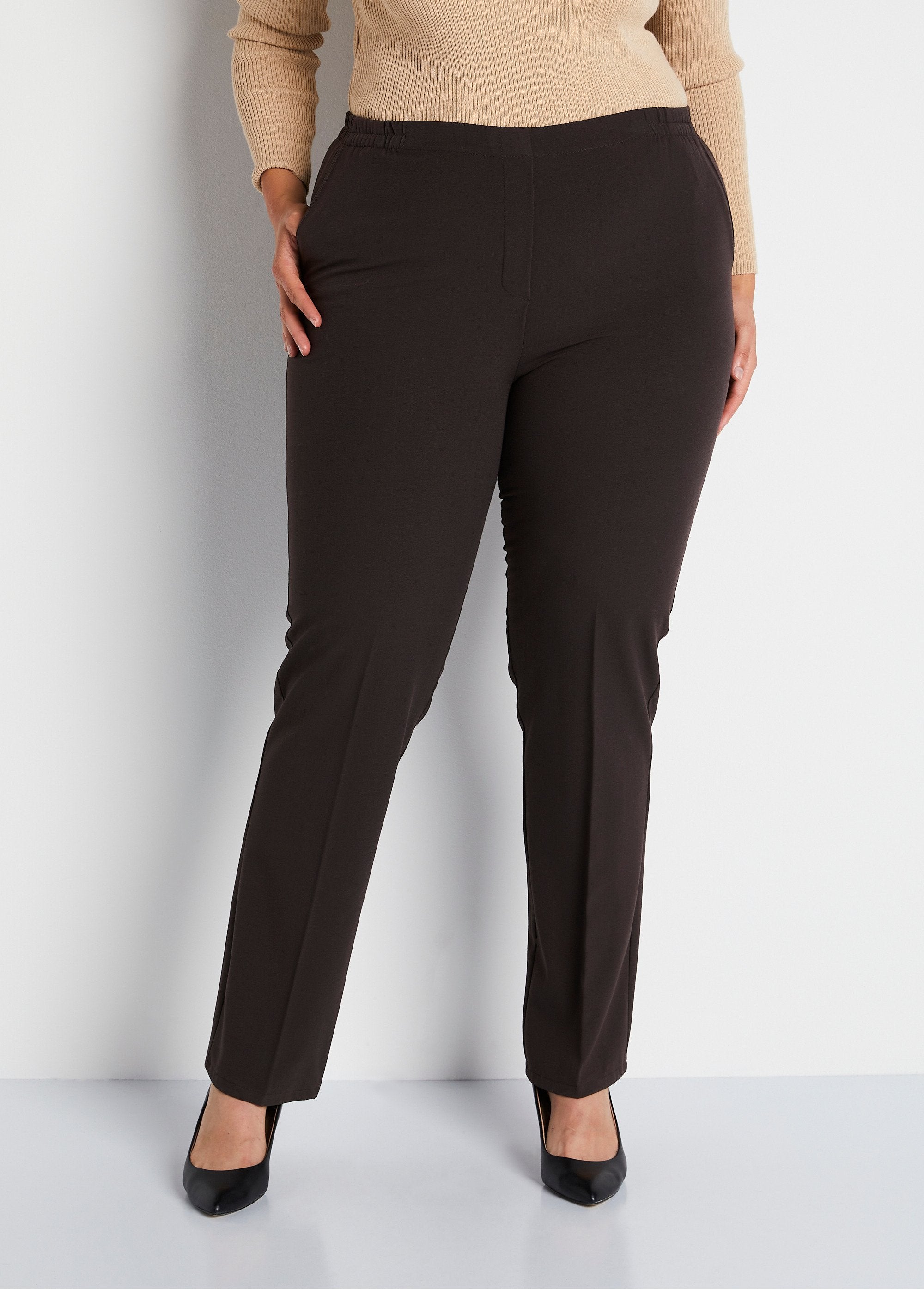 Rechte_broek_met_semi-elastische_tailleband_BRUIN_FA1_curvy