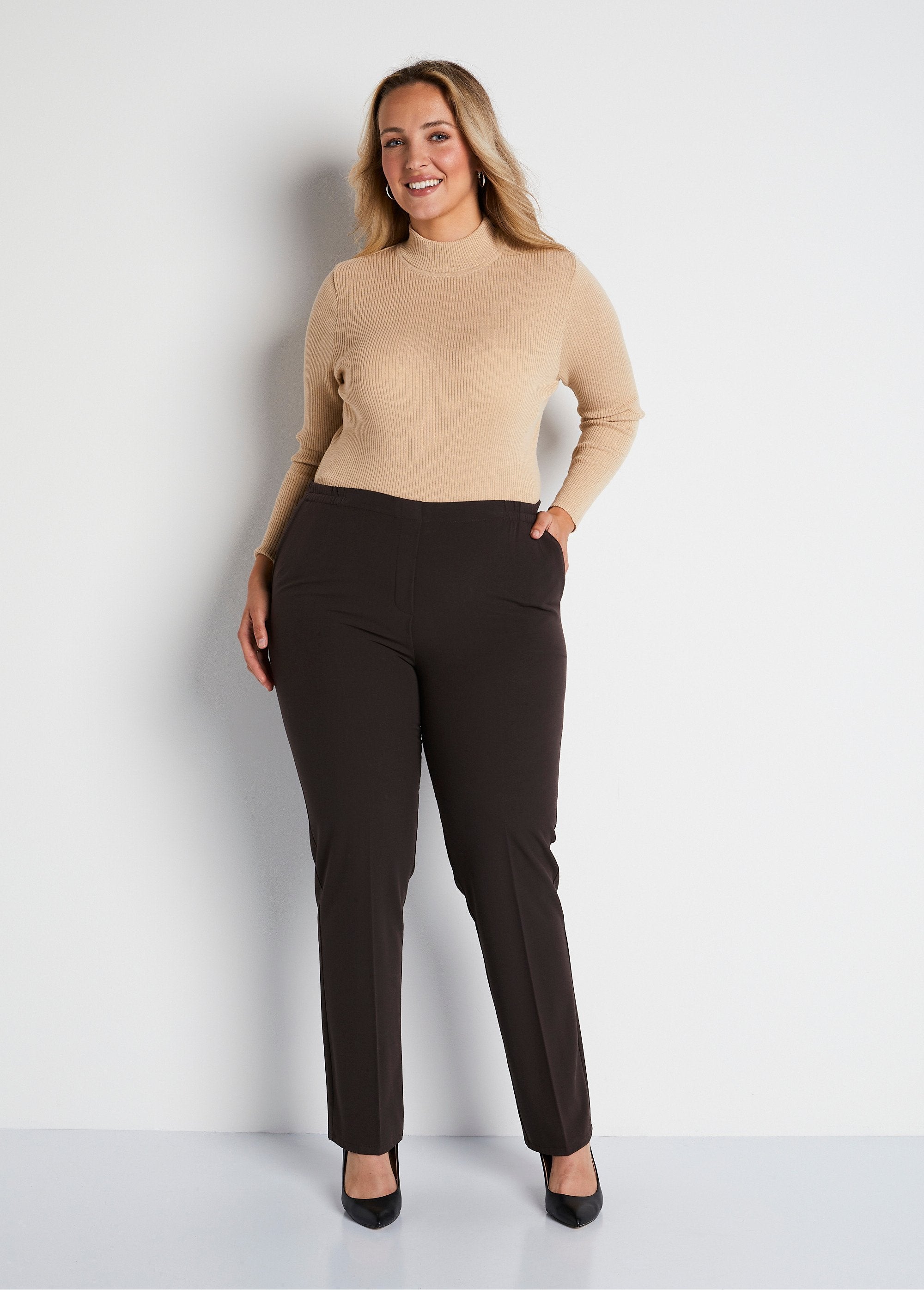 Rechte_broek_met_semi-elastische_tailleband_BRUIN_SF1_curvy