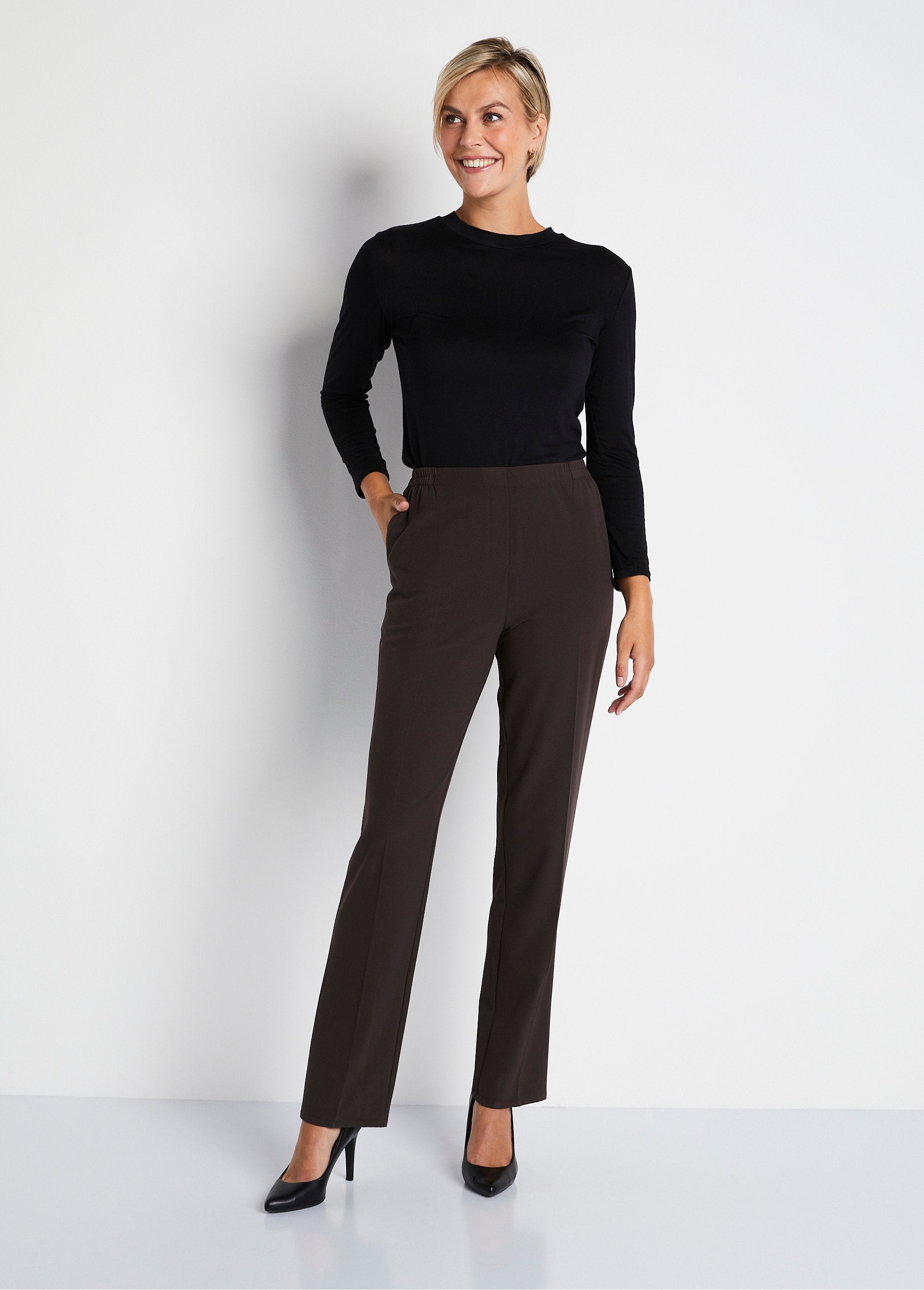 Rechte_broek_met_semi-elastische_tailleband_BRUIN_SF1_slim