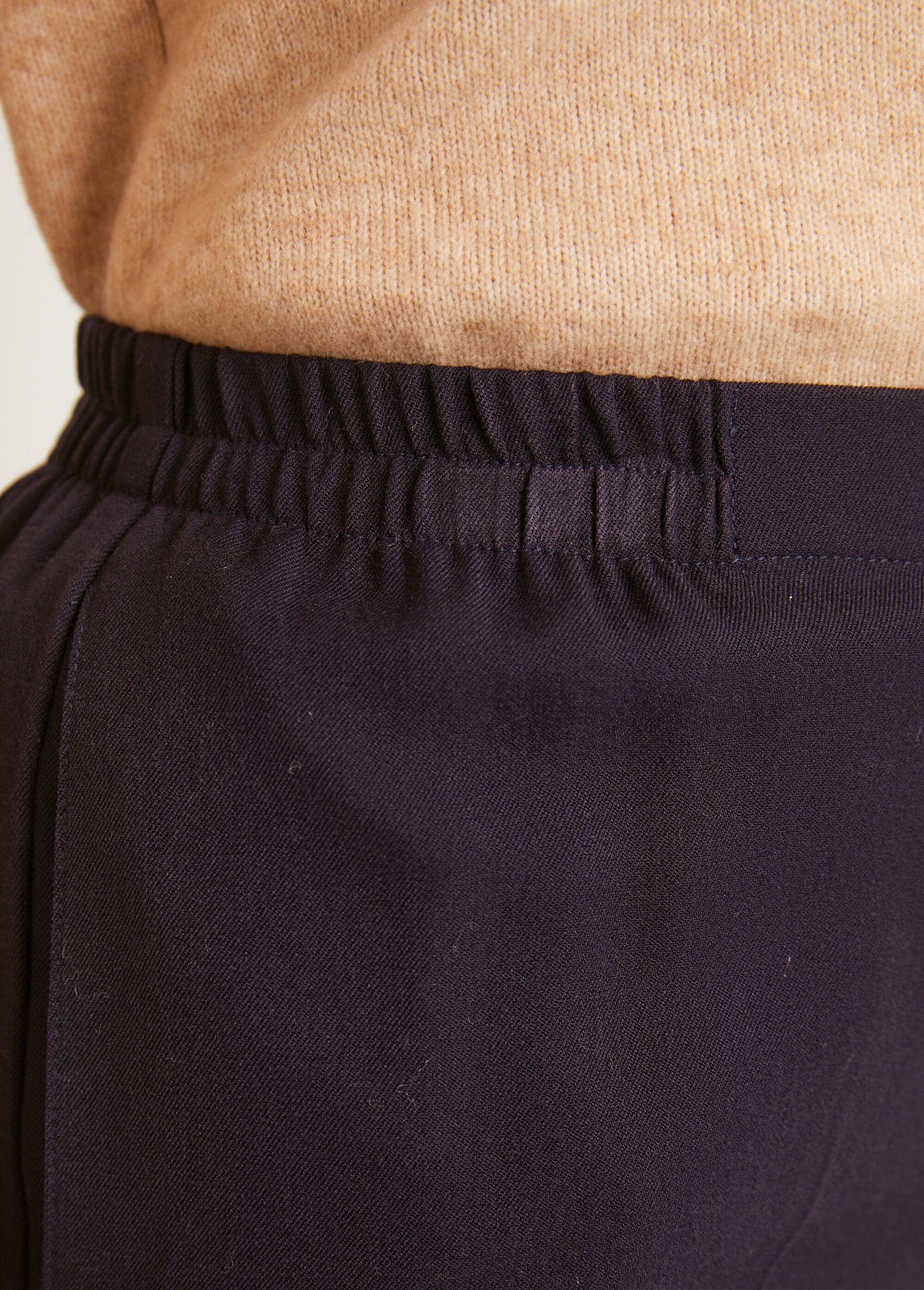 Broek_met_rechte_pijpen,_semi-elastische_tailleband_en_plat_buikje_Gewoon_pruim_DE2_slim