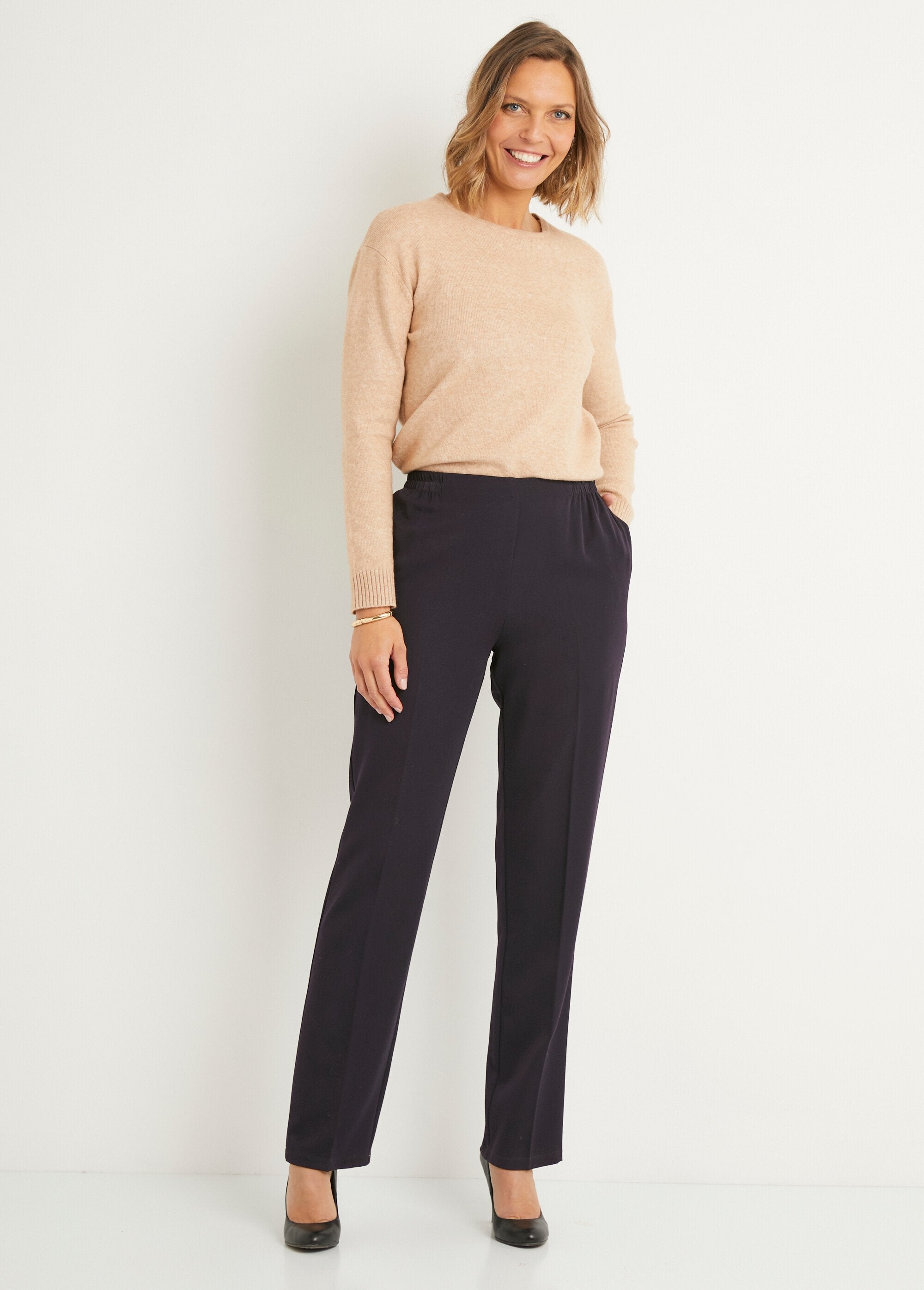 Broek_met_rechte_pijpen,_semi-elastische_tailleband_en_plat_buikje_Gewoon_pruim_SF1_slim