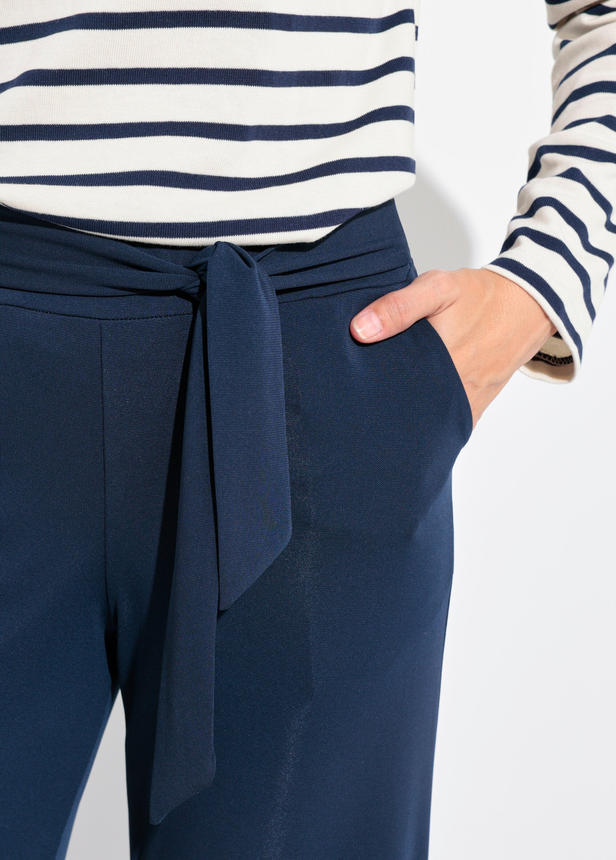 Vloeiende_stretchbroek_met_tailleband_Marine_DE1_slim