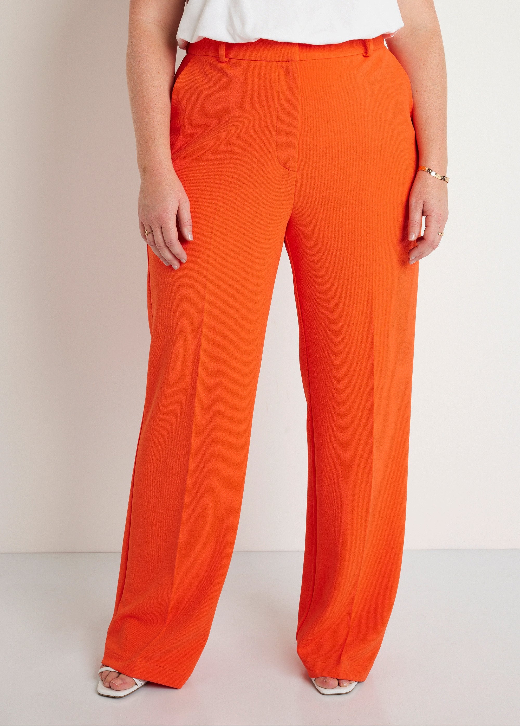 Vloeiende_broek_met_wijde_pijpen_ORANJE_FA1_curvy