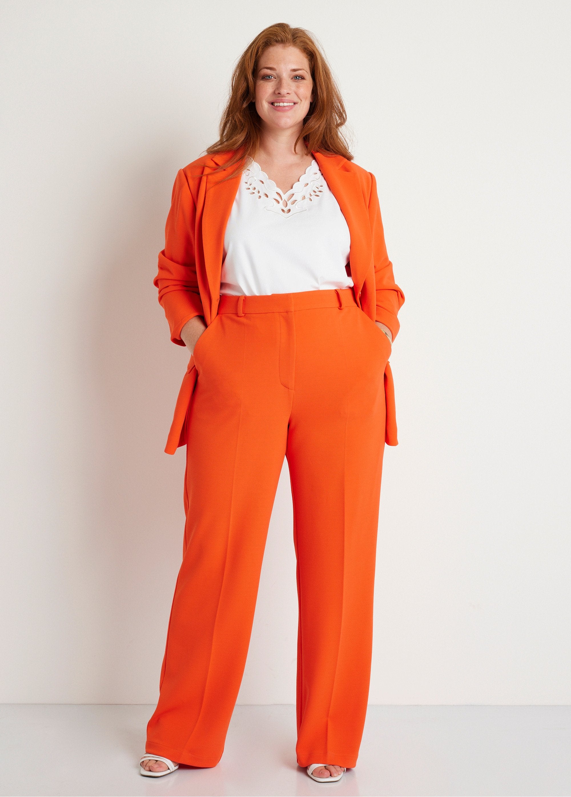 Vloeiende_broek_met_wijde_pijpen_ORANJE_SF1_curvy