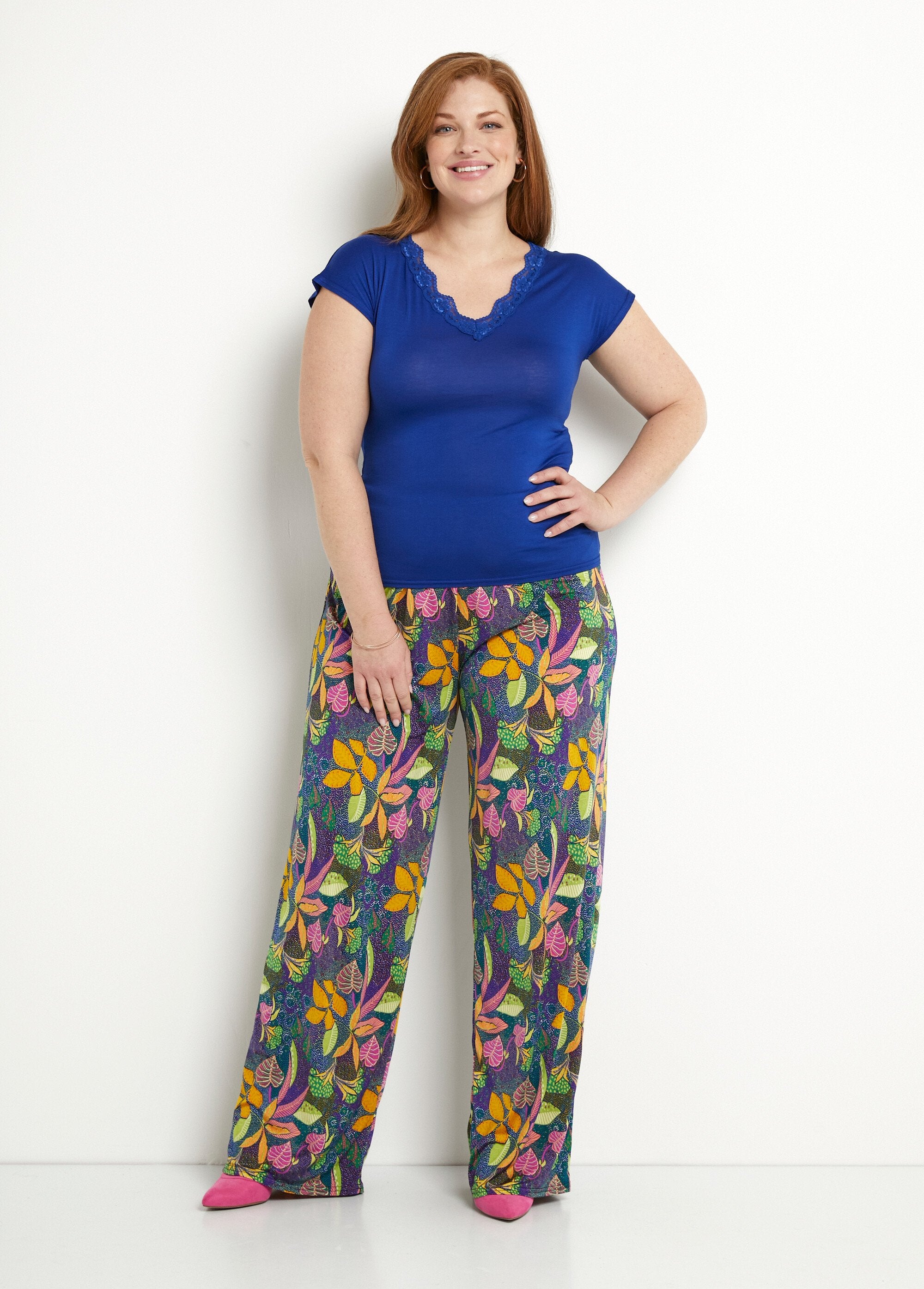 Vloeiende_broek_met_elastische_gebreide_tailleband_Rose_et_jaune_SF1_curvy