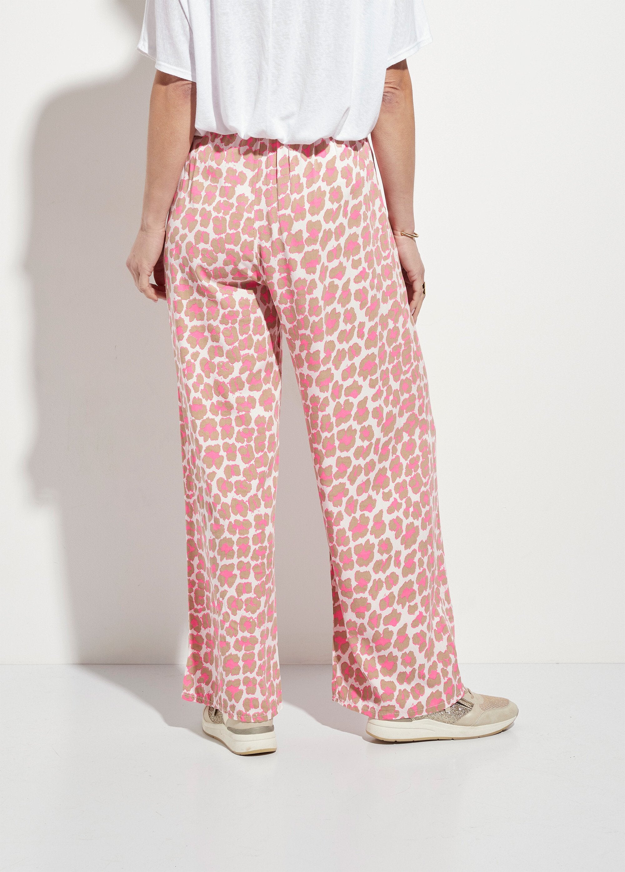 Broek_met_wijde_pijpen_en_fluorescerende_luipaardprint_Taupe_et_fuschia_DO1_slim