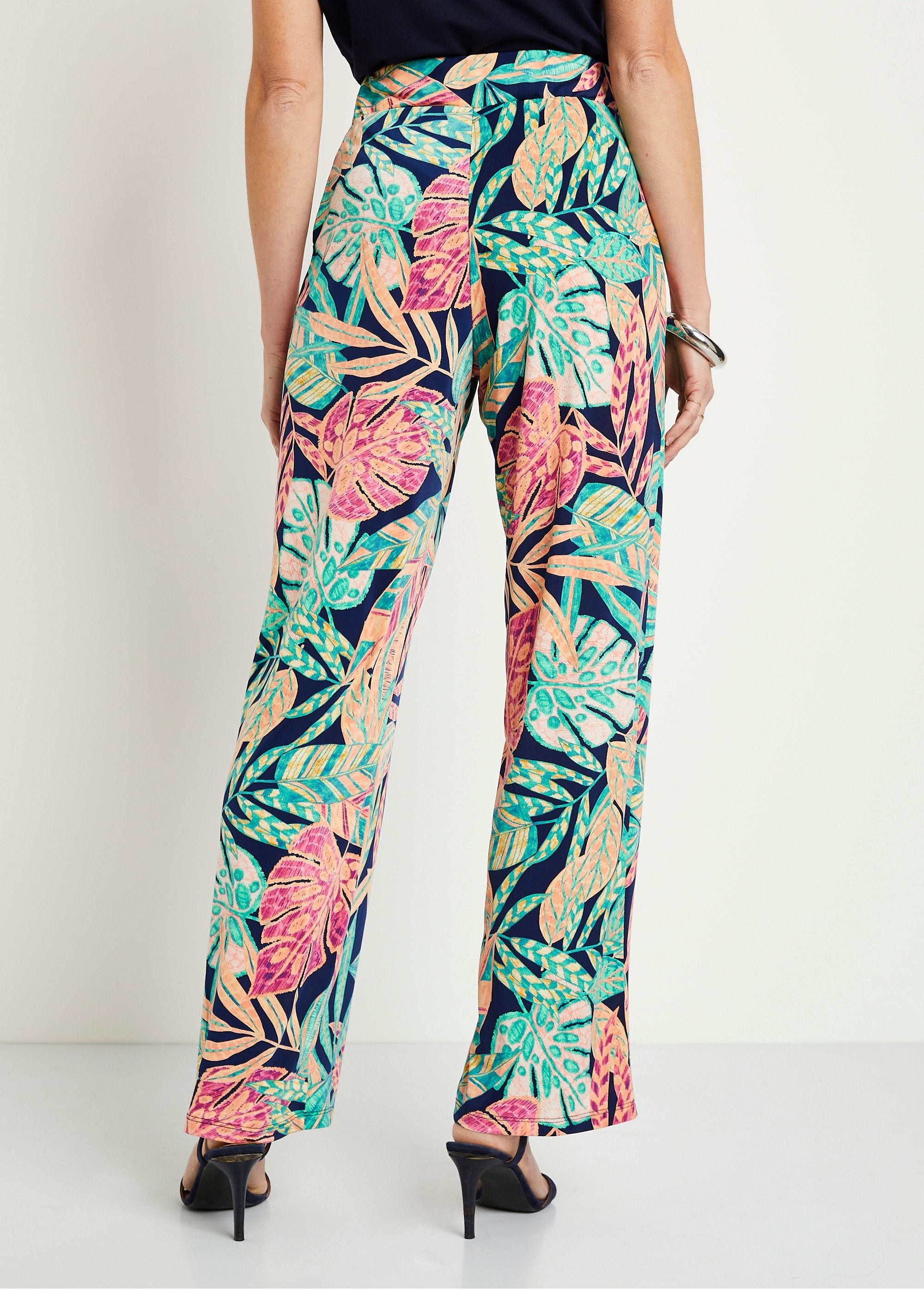 Broek_met_wijde_pijpen_en_elastische_tailleband_Groen_en_roze_DO1_slim