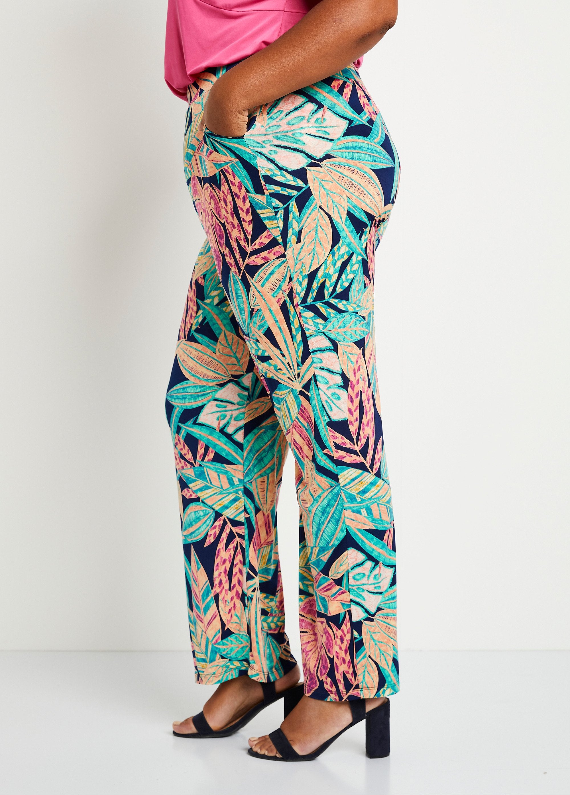 Broek_met_wijde_pijpen_en_elastische_tailleband_Groen_en_roze_DR1_curvy