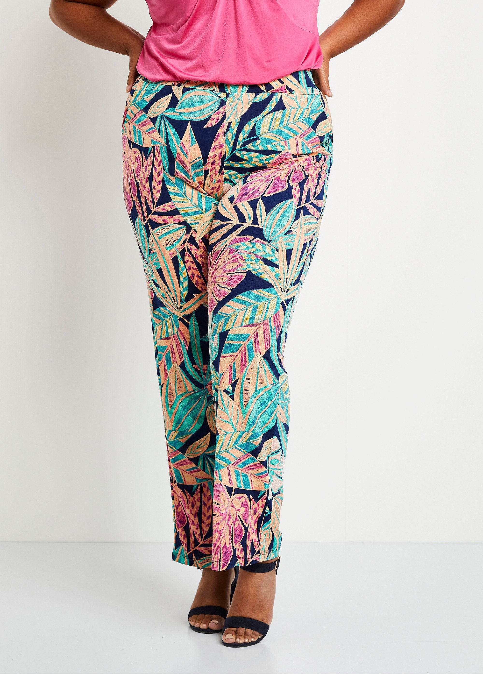 Broek_met_wijde_pijpen_en_elastische_tailleband_Groen_en_roze_FA2_curvy