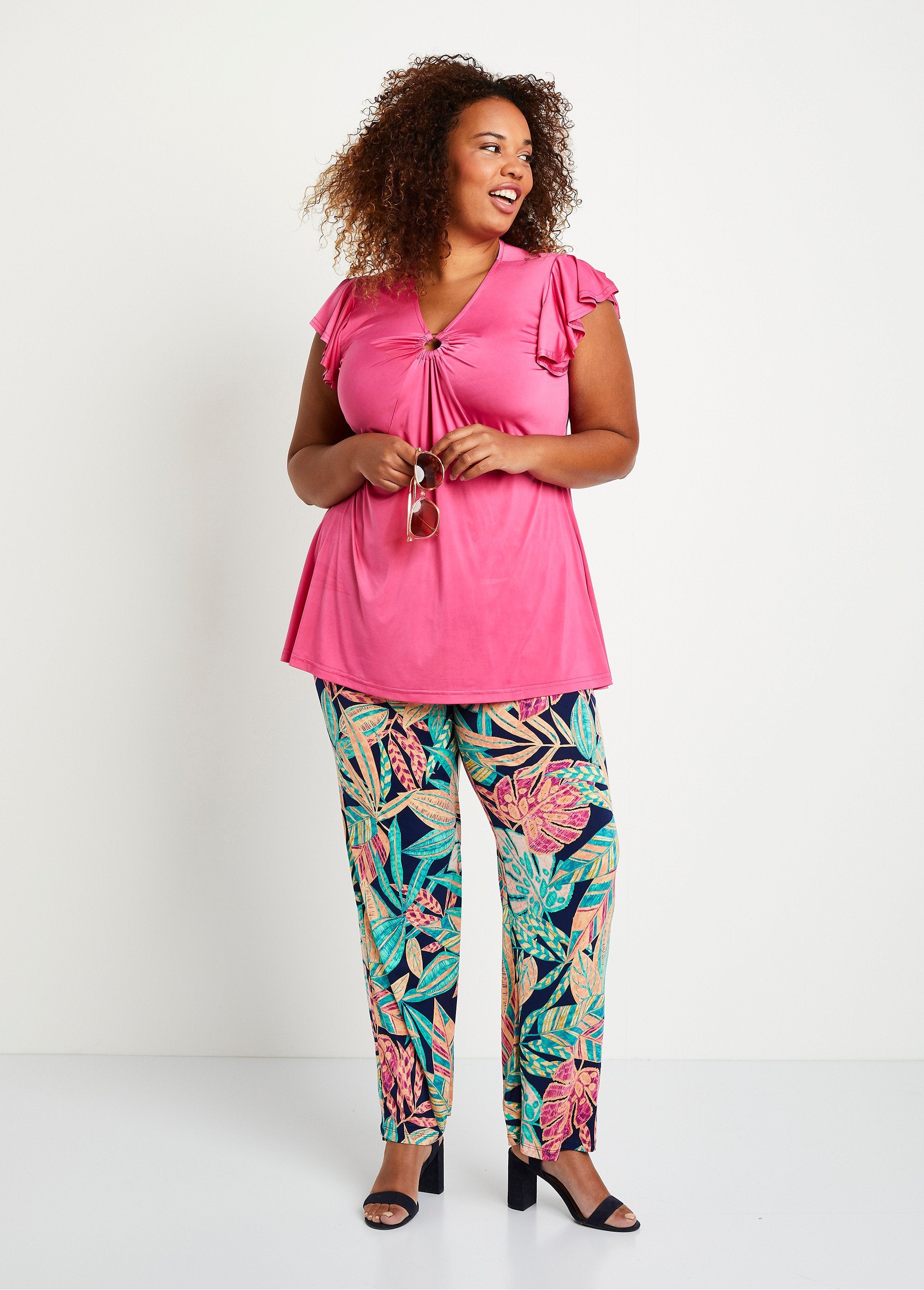 Broek_met_wijde_pijpen_en_elastische_tailleband_Groen_en_roze_SF1_curvy