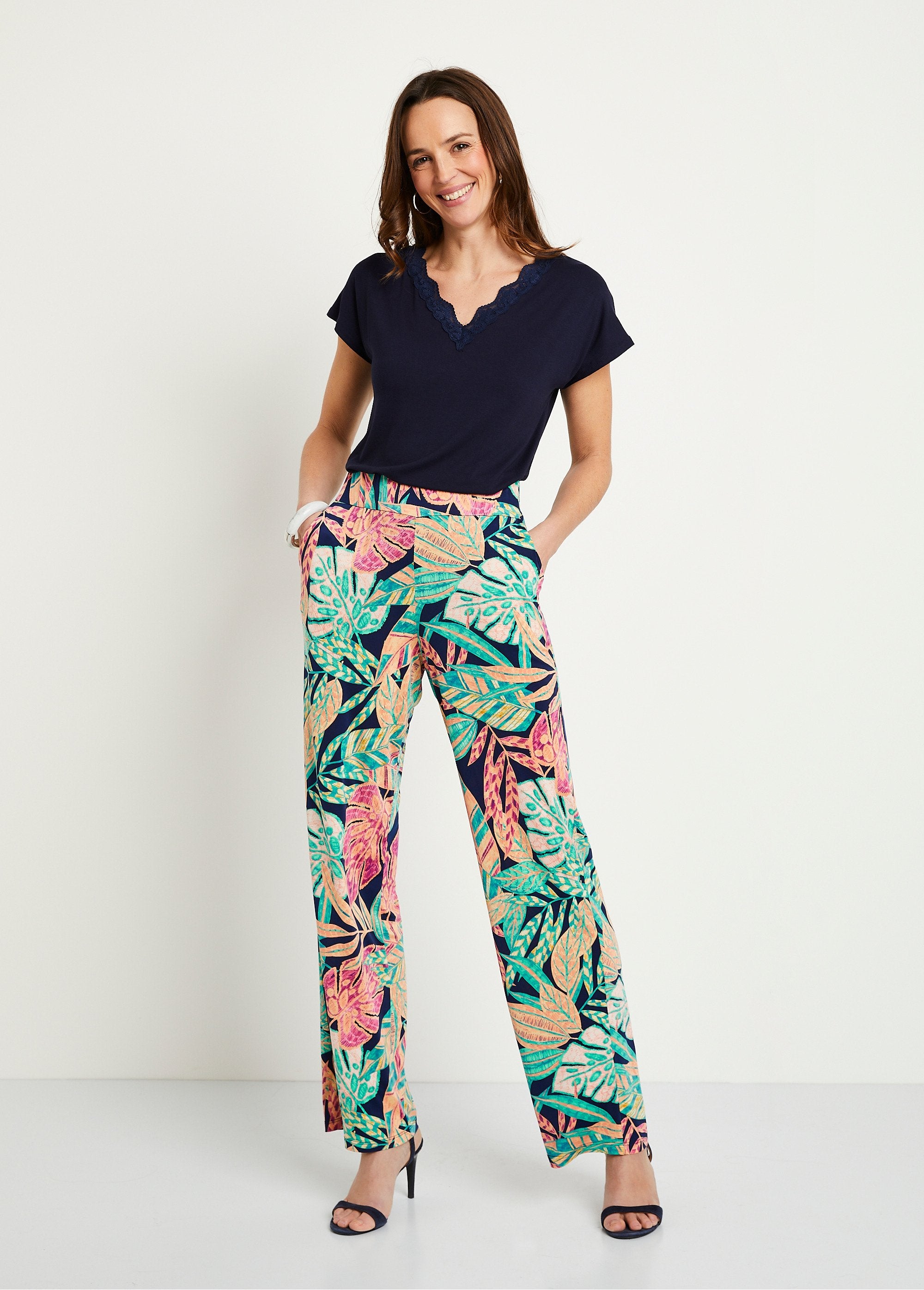 Broek_met_wijde_pijpen_en_elastische_tailleband_Groen_en_roze_SF1_slim