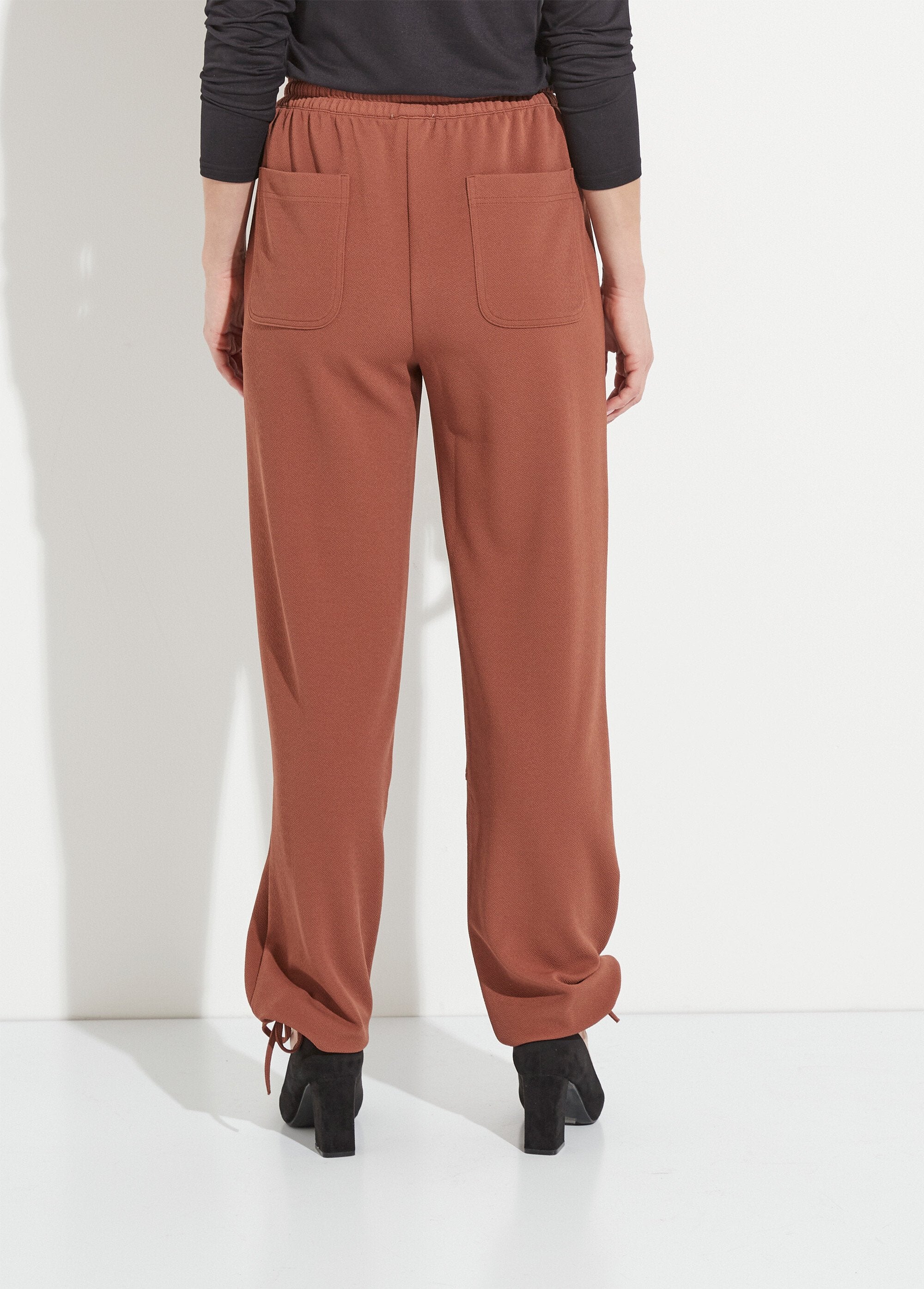 Broek_met_wijde_pijpen_en_elastische_tailleband_in_effen_crêpe_breisel_Marron_DO1_slim