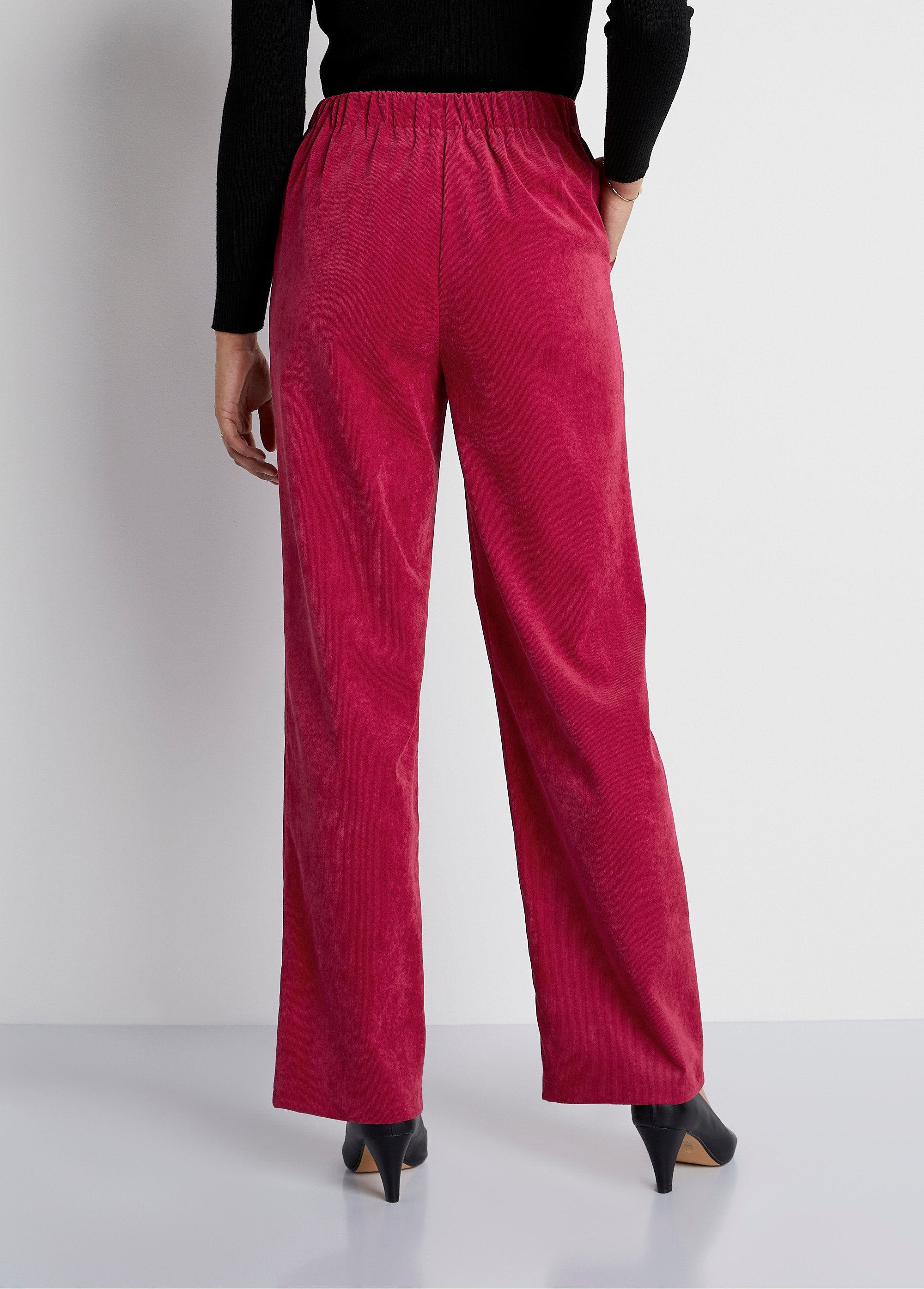 Broek_met_wijde_pijpen_van_milleraies_fluweel_met_brugeffect_ROOD_DO1_slim