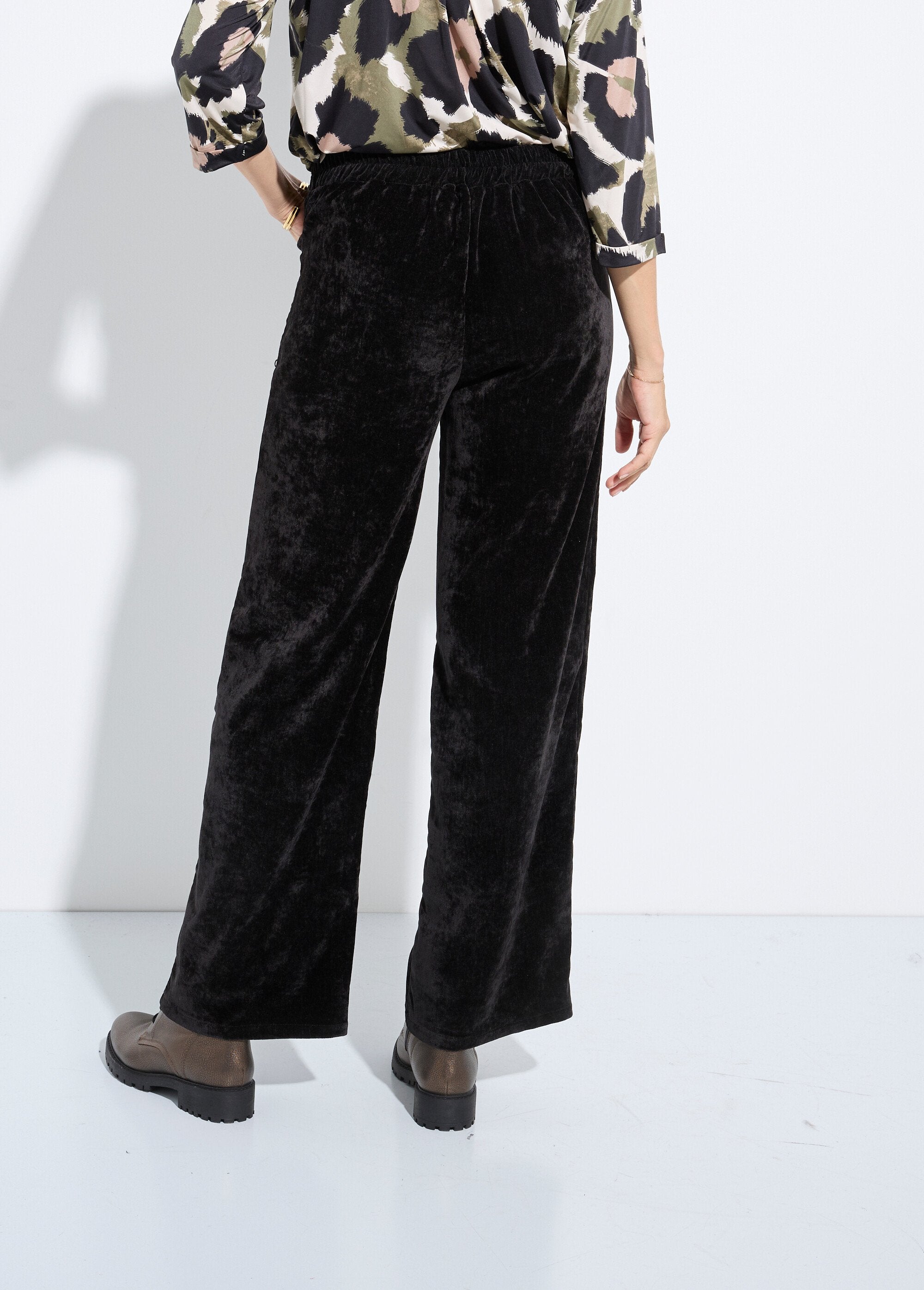 Broek_van_corduroy_met_wijde_pijpen_en_elastiek_Noir_DO1_slim
