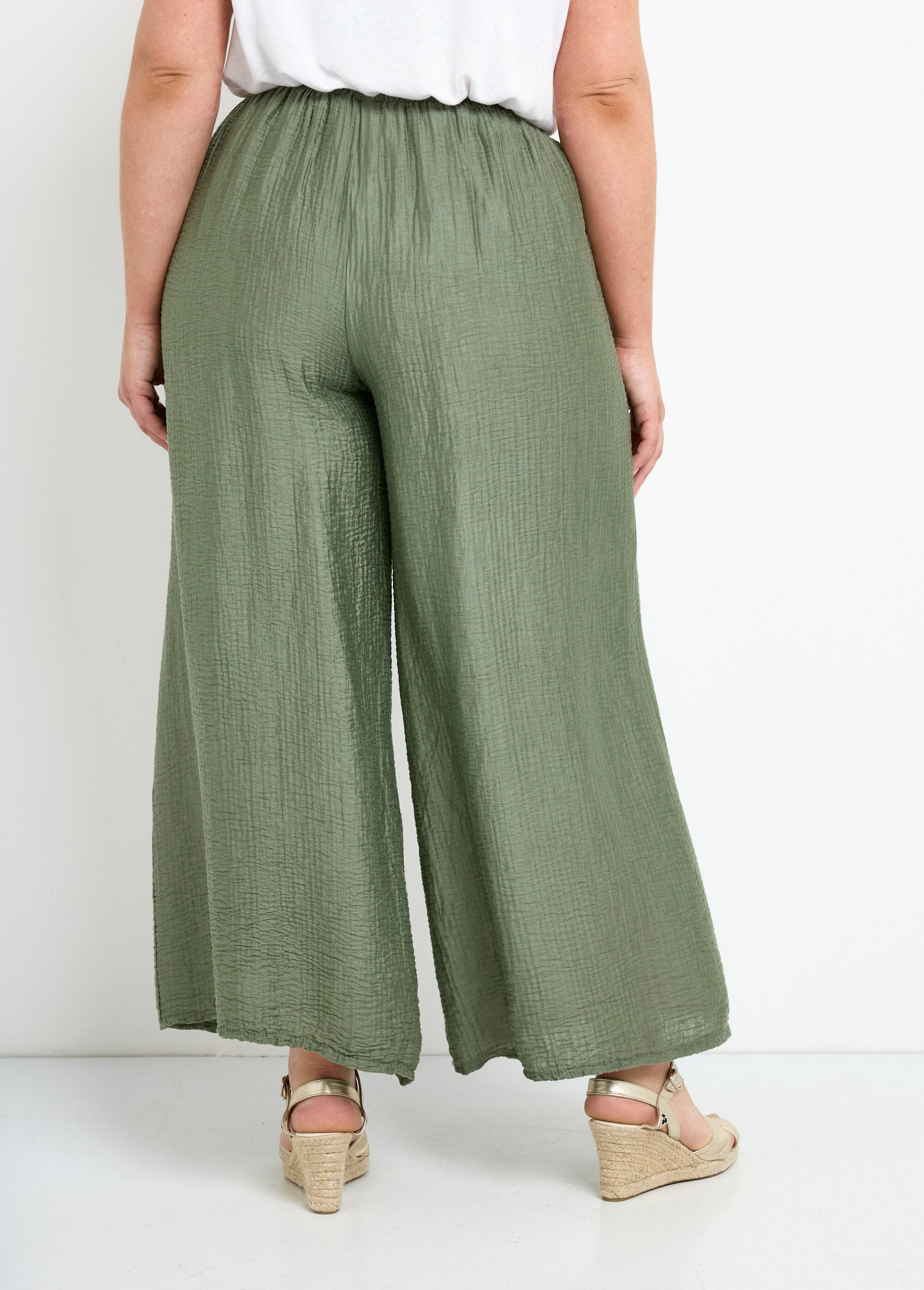 Wijd_uitlopende_broek_van_Lyocell_Kaki_DO1_curvy
