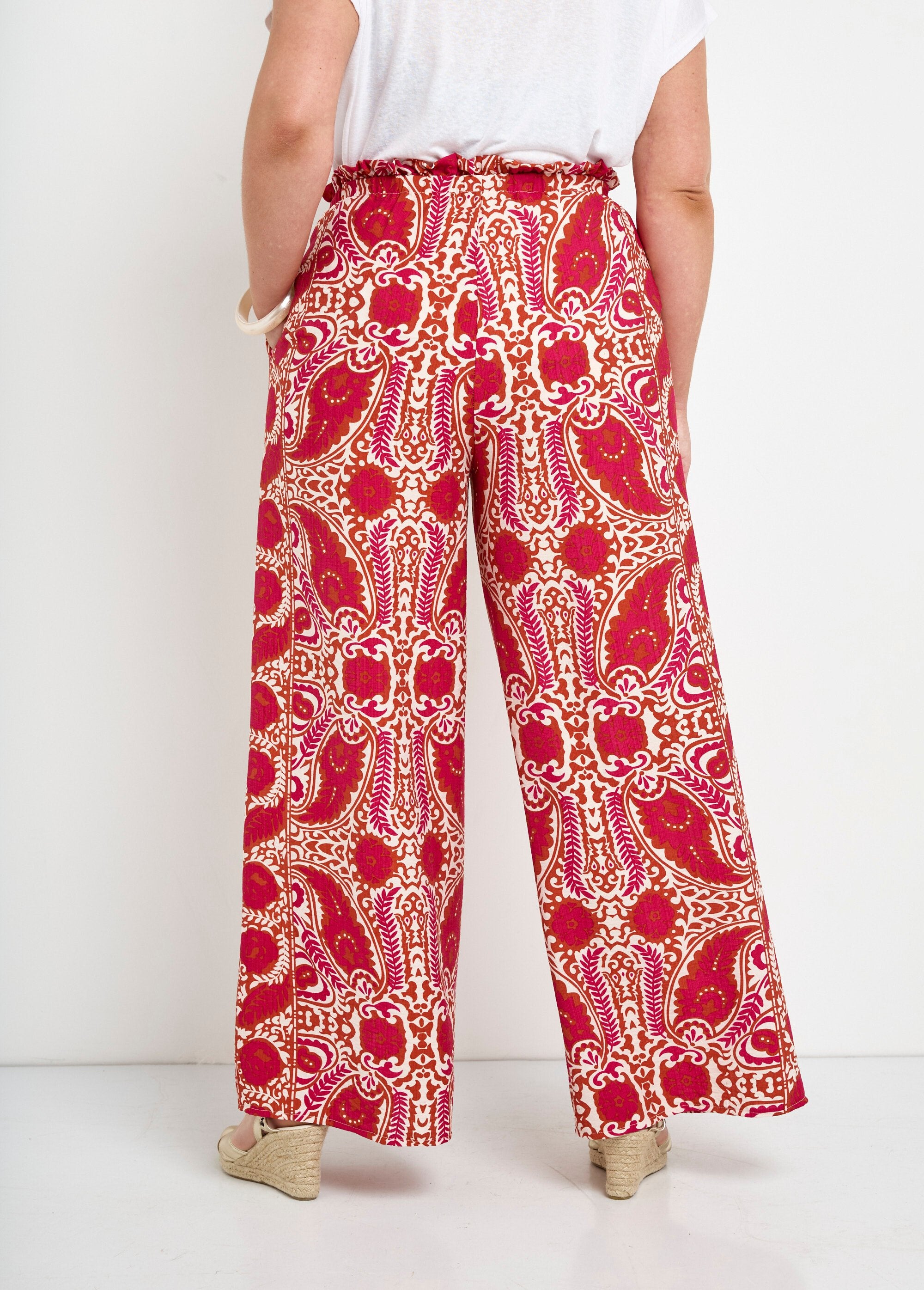 Wijde,_vloeiende_broek_met_etnisch_motief_Rose_imprime_DO1_curvy