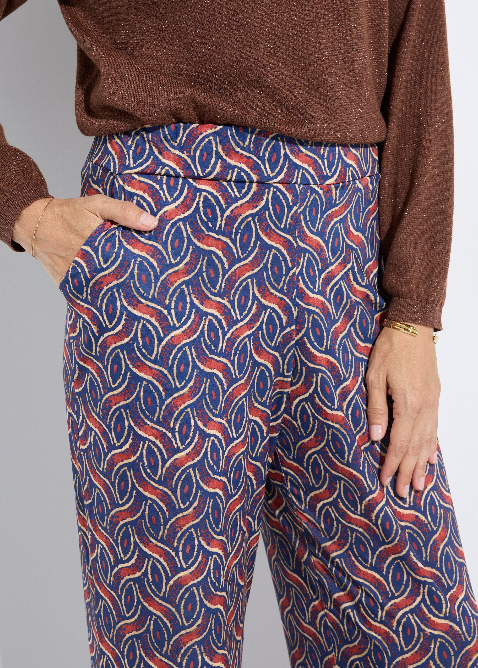 Broek_met_wijde_pijpen_en_etnische_print_Marine_et_brique_DE1_slim