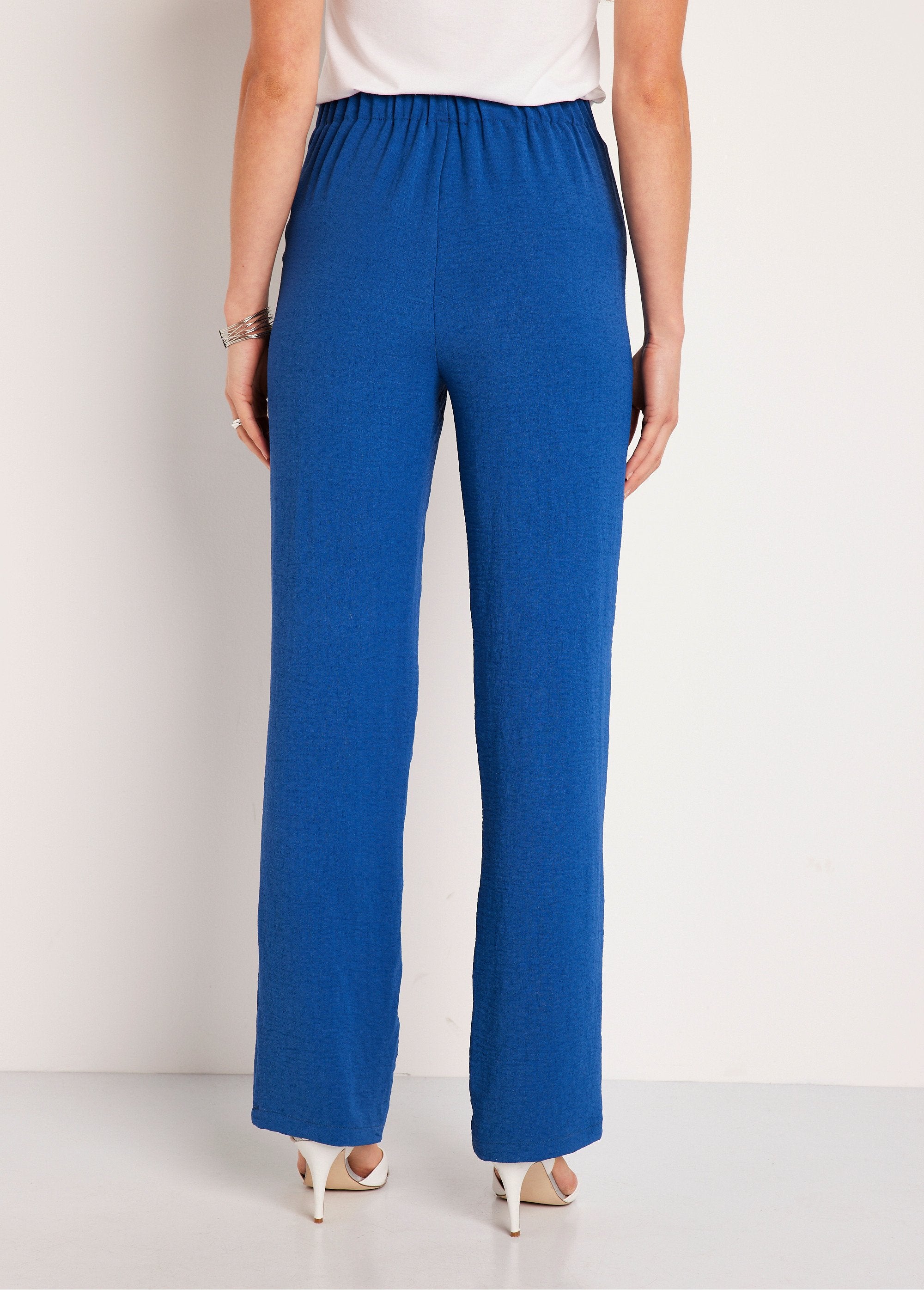 Vloeiende_broek_met_wijde_pijpen_en_elastische_tailleband_BLAUW_DO1_slim