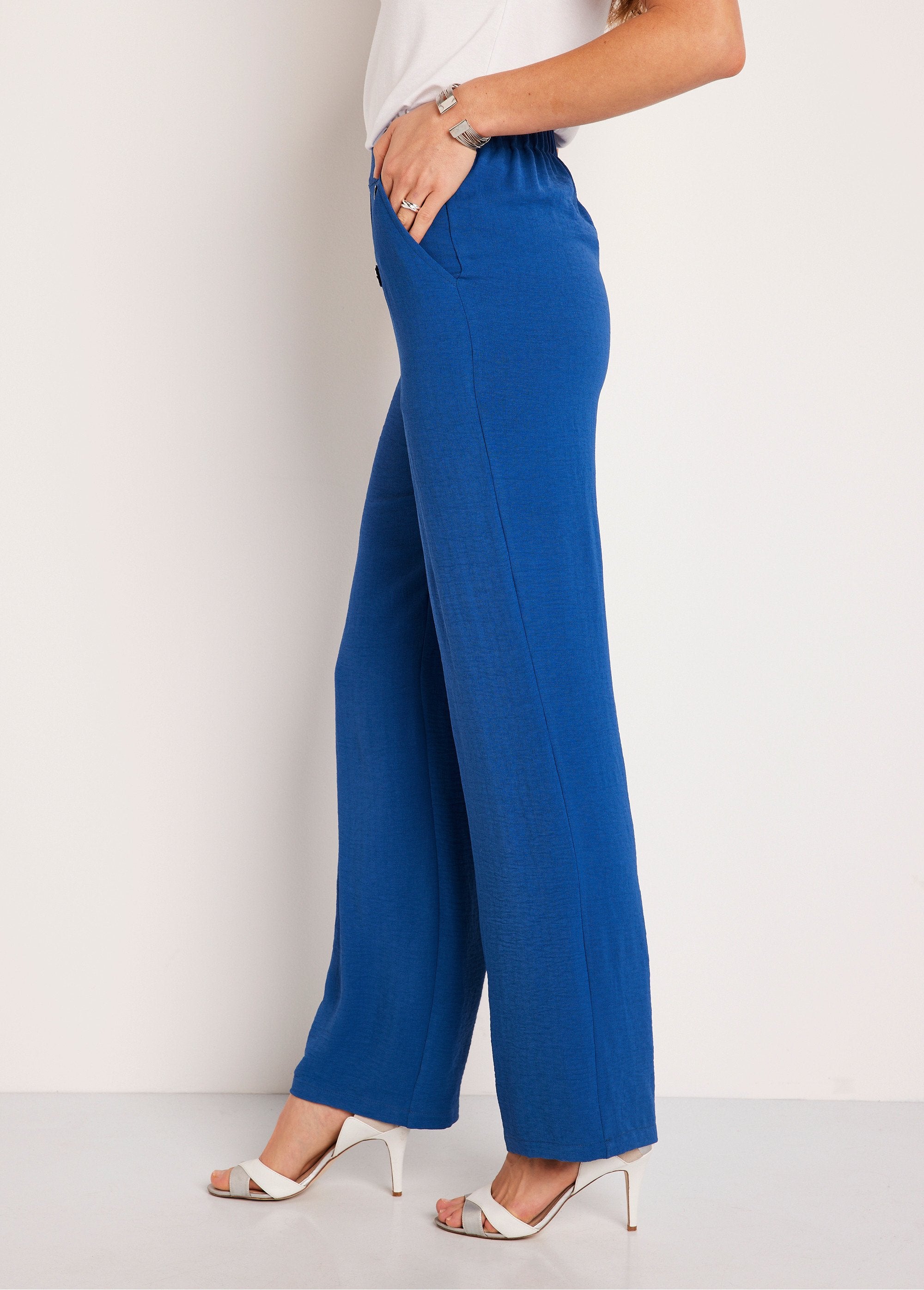 Vloeiende_broek_met_wijde_pijpen_en_elastische_tailleband_BLAUW_DR1_slim