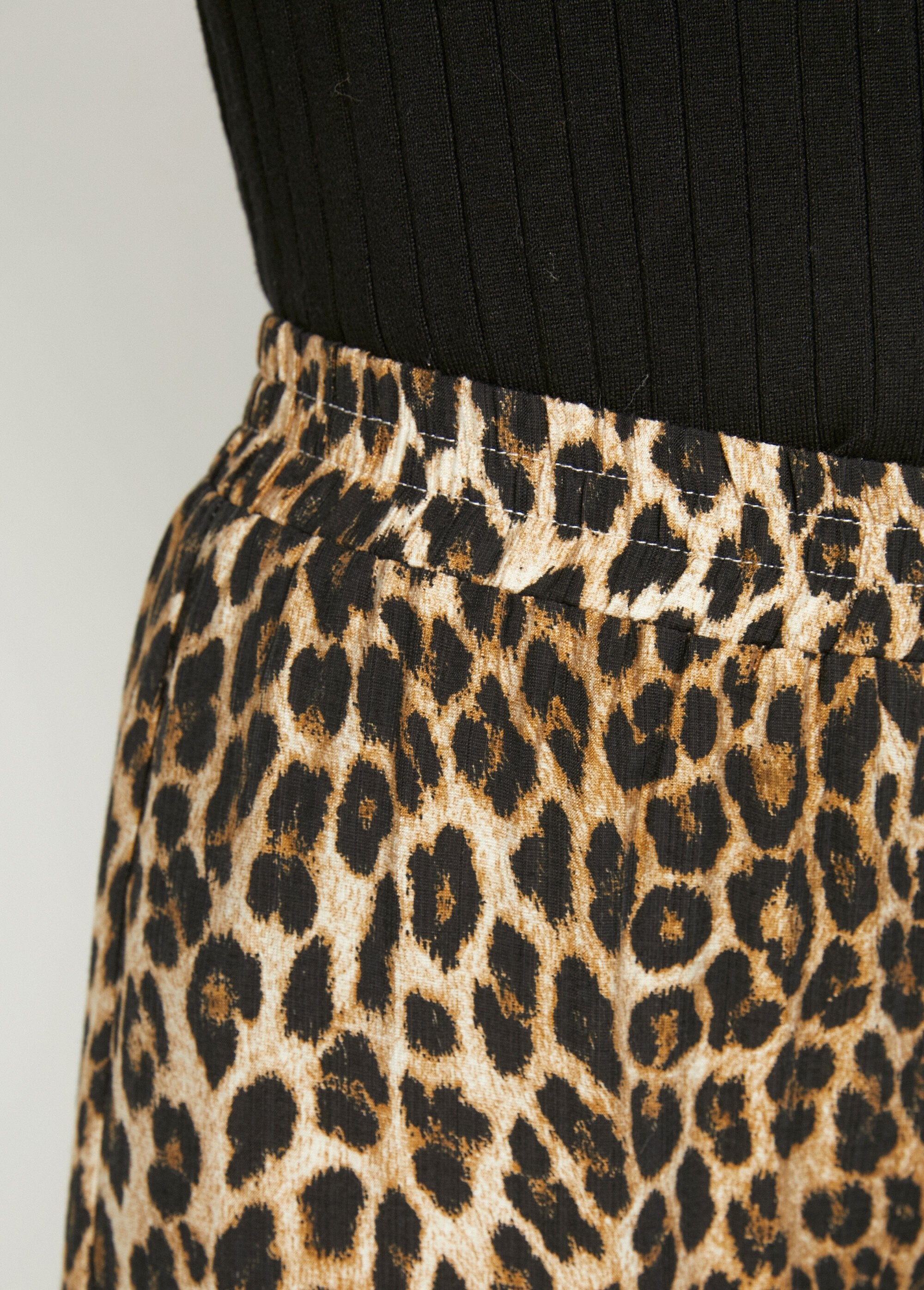 Broek_met_wijde_pijpen_en_luipaardprint_en_elastische_tailleband_Leopard_DE1_slim