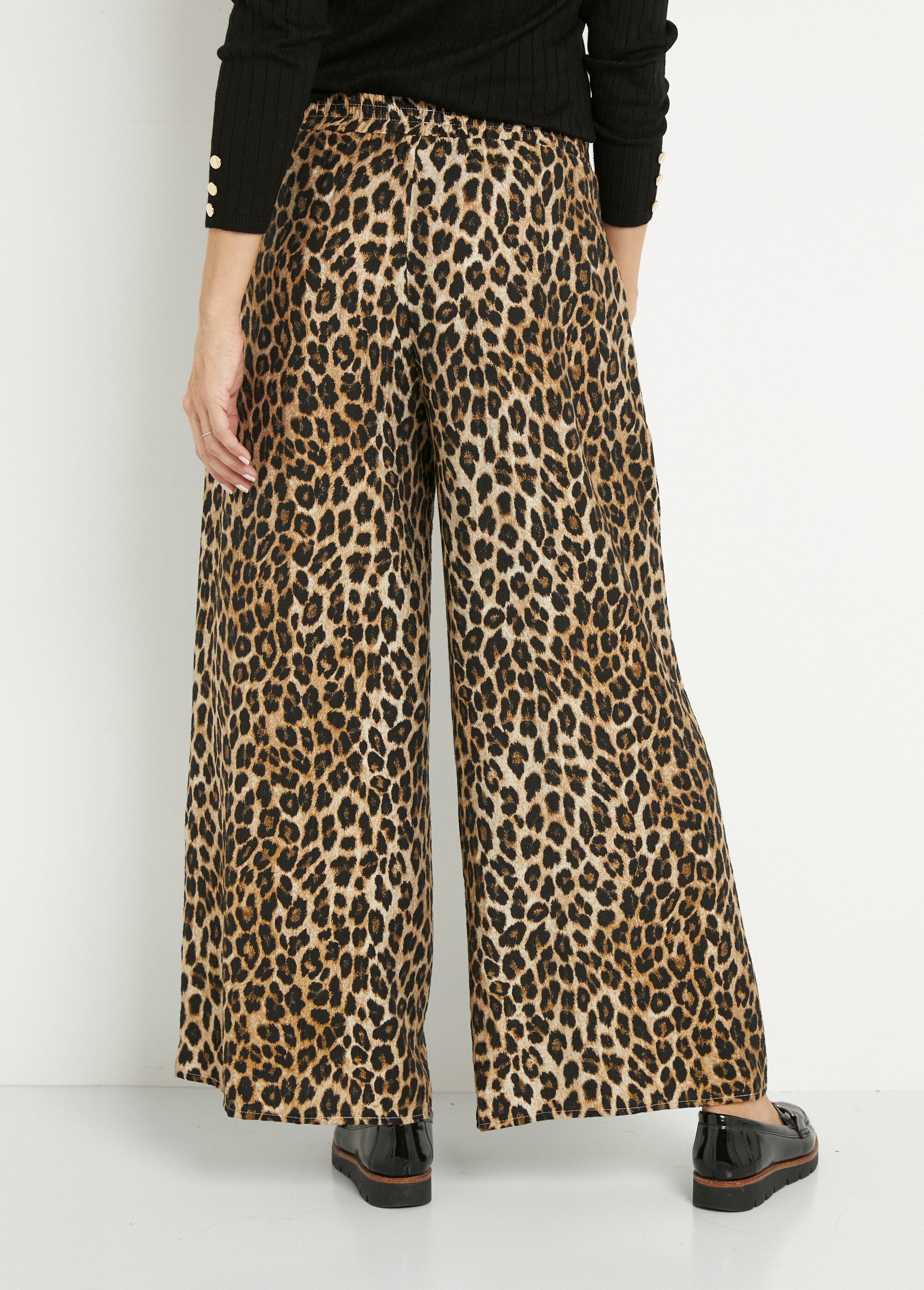 Broek_met_wijde_pijpen_en_luipaardprint_en_elastische_tailleband_Leopard_DO1_slim