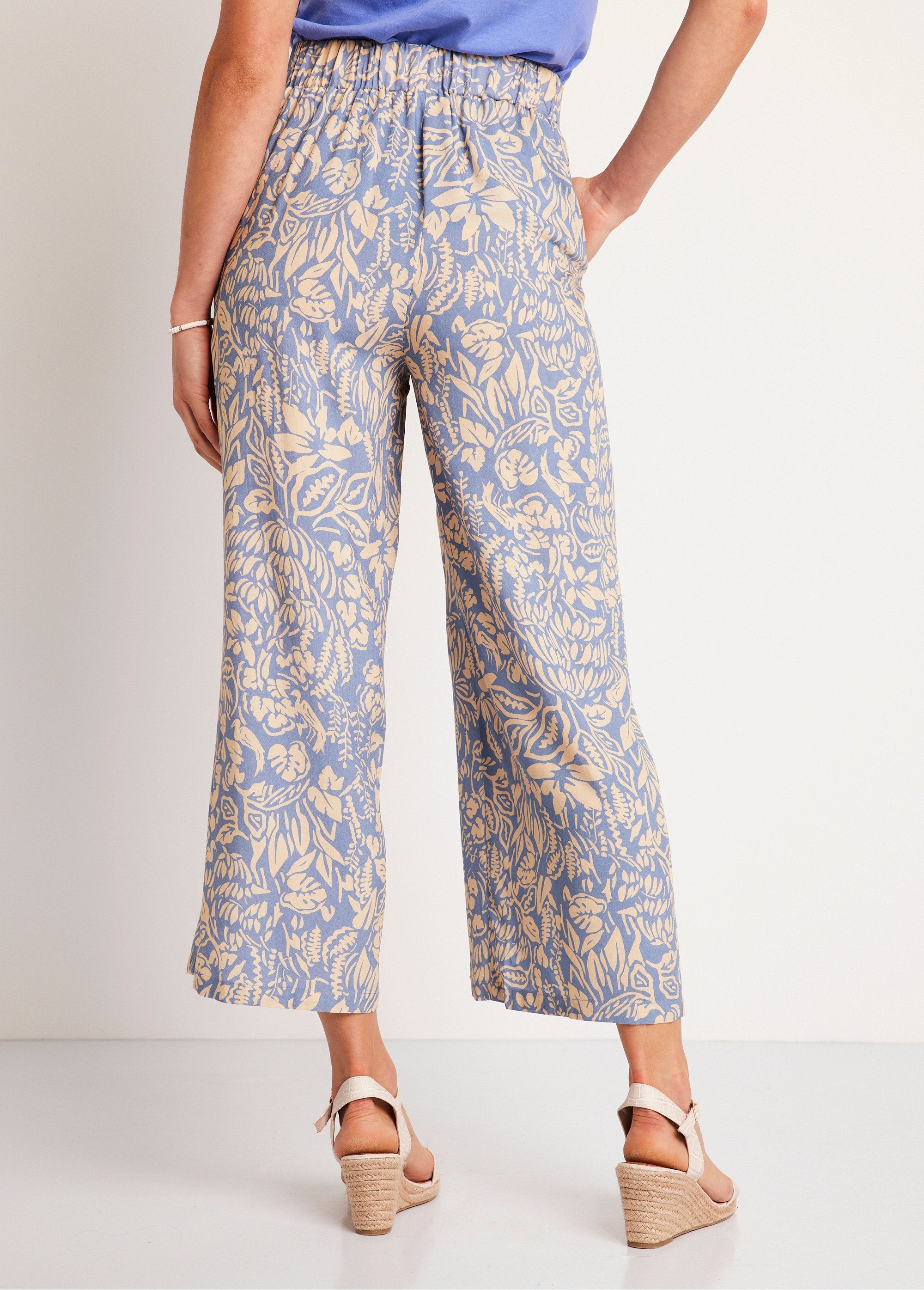 Broek_met_wijde_pijpen_en_elastische_tailleband_in_bloemen-_of_effen_dessin_Blauw_en_ecru_DO1_slim