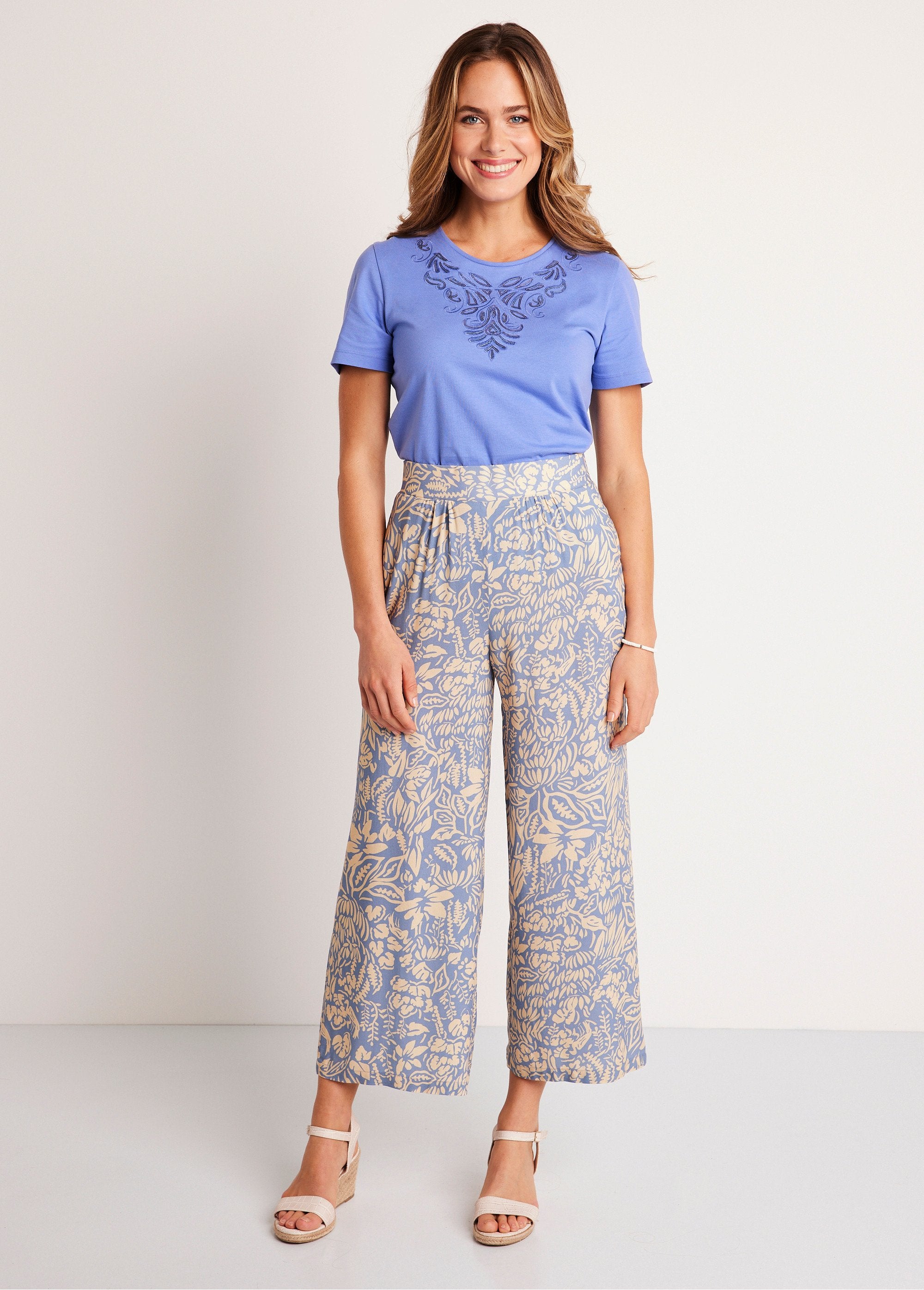 Broek_met_wijde_pijpen_en_elastische_tailleband_in_bloemen-_of_effen_dessin_Blauw_en_ecru_SF1_slim