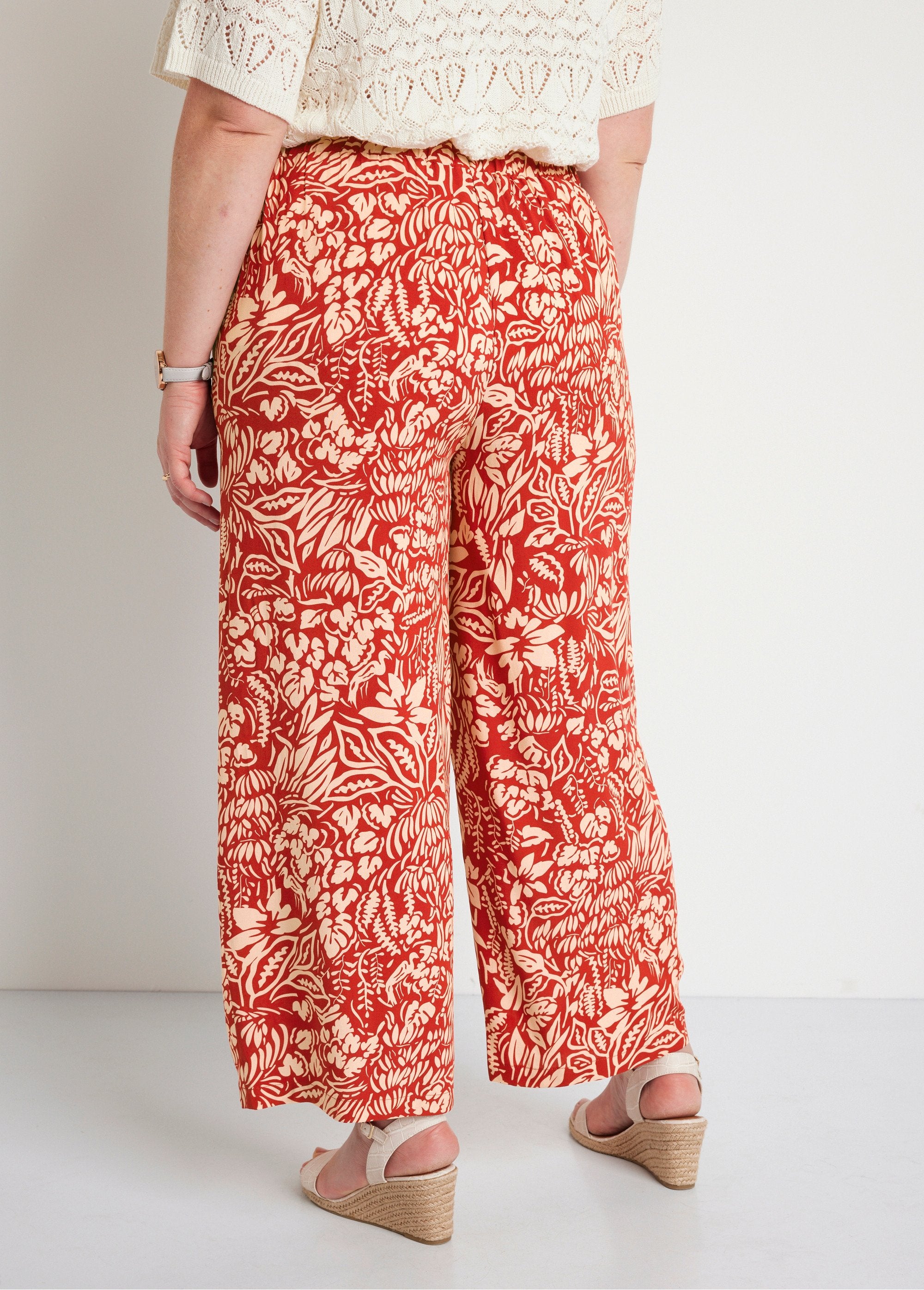 Broek_met_wijde_pijpen_en_elastische_tailleband_in_bloemen-_of_effen_dessin_Tomette_en_ecru_DO1_curvy